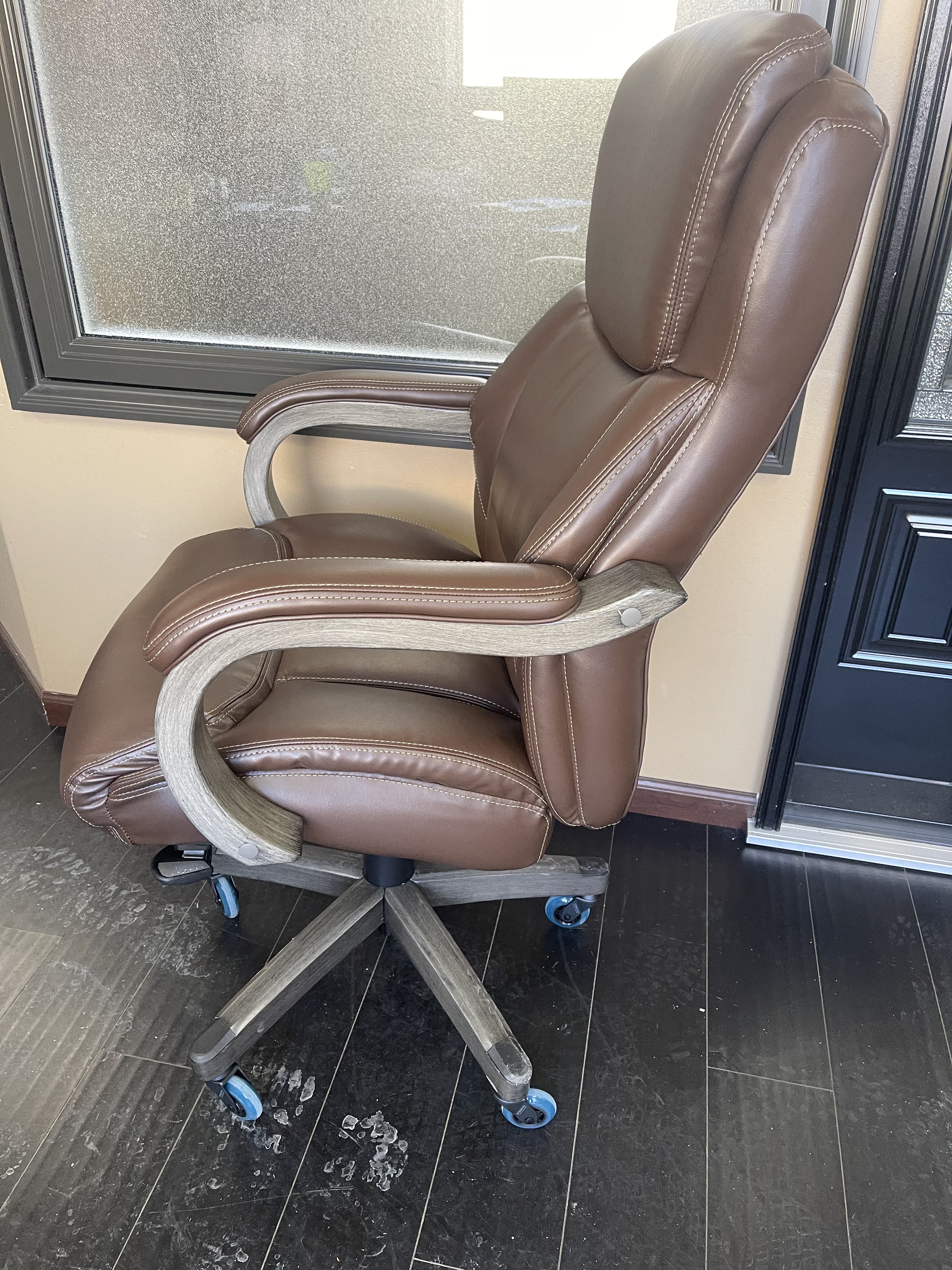 La-Z-Boy Delano Big and Tall Executive Office Chair - Ergonomic Lumbar Support Memory Foam - Bonded Leather Desk Chair for Home Office - Mahogany Wood Arms - Black customer photo 1