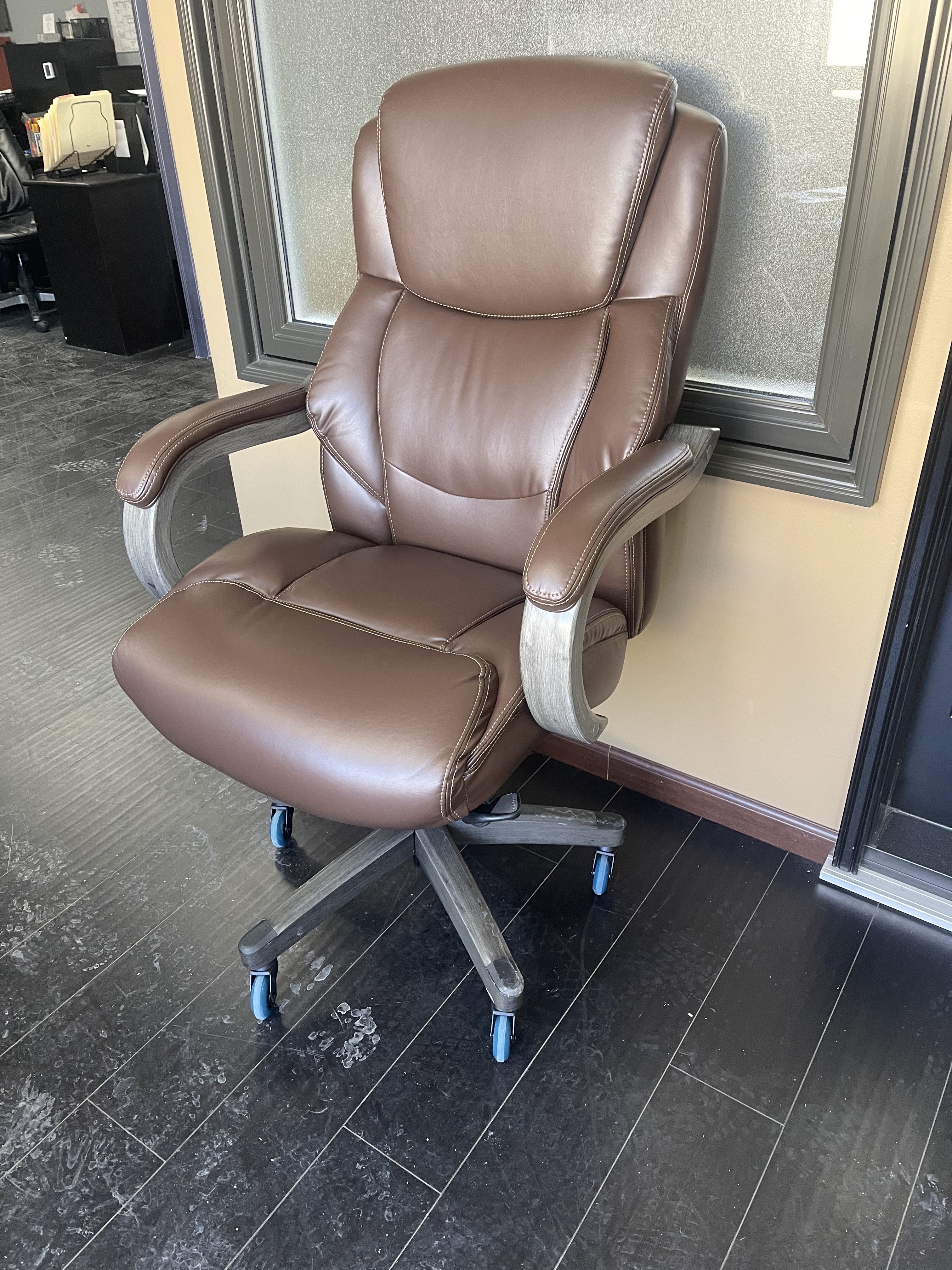 La-Z-Boy Delano Big and Tall Executive Office Chair - Ergonomic Lumbar Support Memory Foam - Bonded Leather Desk Chair for Home Office - Mahogany Wood Arms - Black customer photo 2