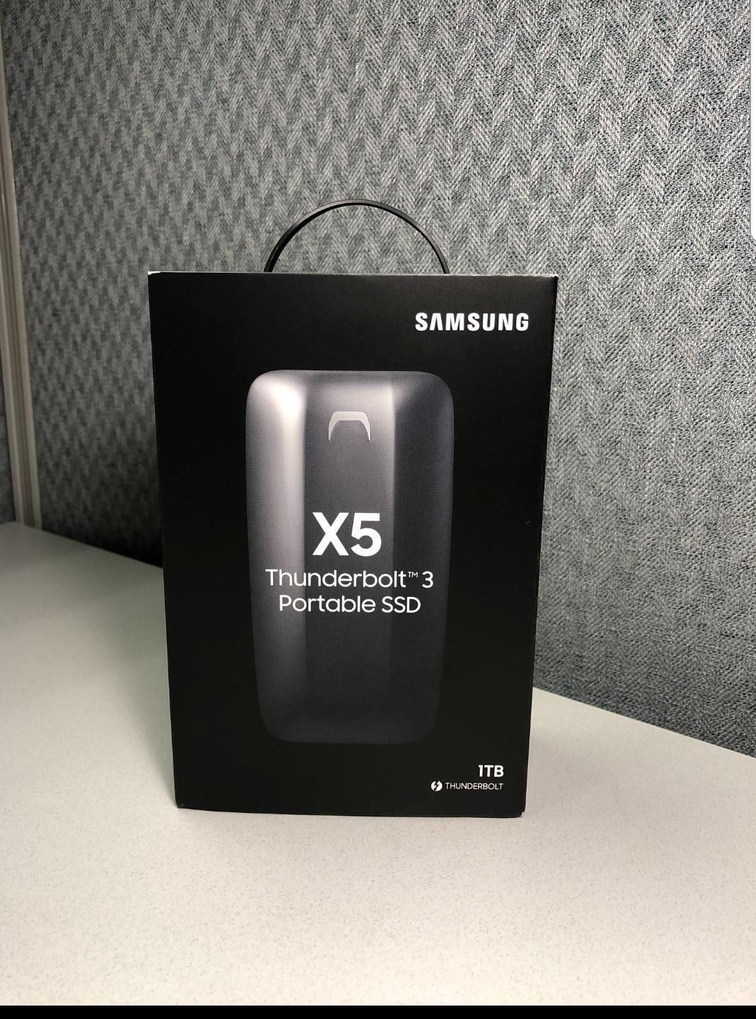 Samsung X5 Portable SSD 2TB - Up to 2800MB/s - Thunderbolt 3 NVMe External Solid State Drive, Gray/Red (MU-PB2T0B/AM) customer photo 2