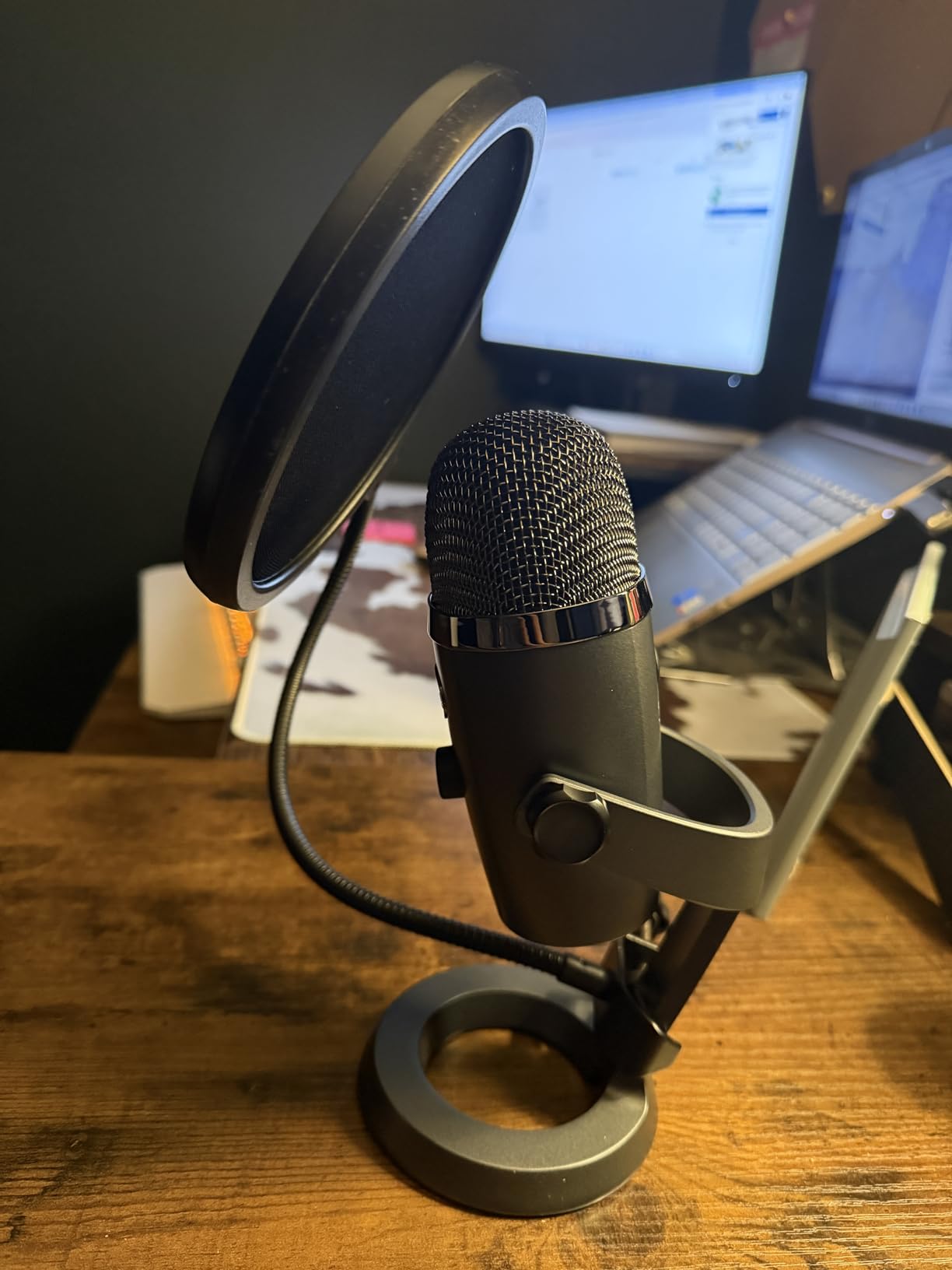 Logitech for Creators Blue Yeti Nano USB Microphone for Gaming, Streaming, Podcasting, Twitch, YouTube, Discord, Recording for PC and Mac, Plug & Play -Blackout customer photo 2