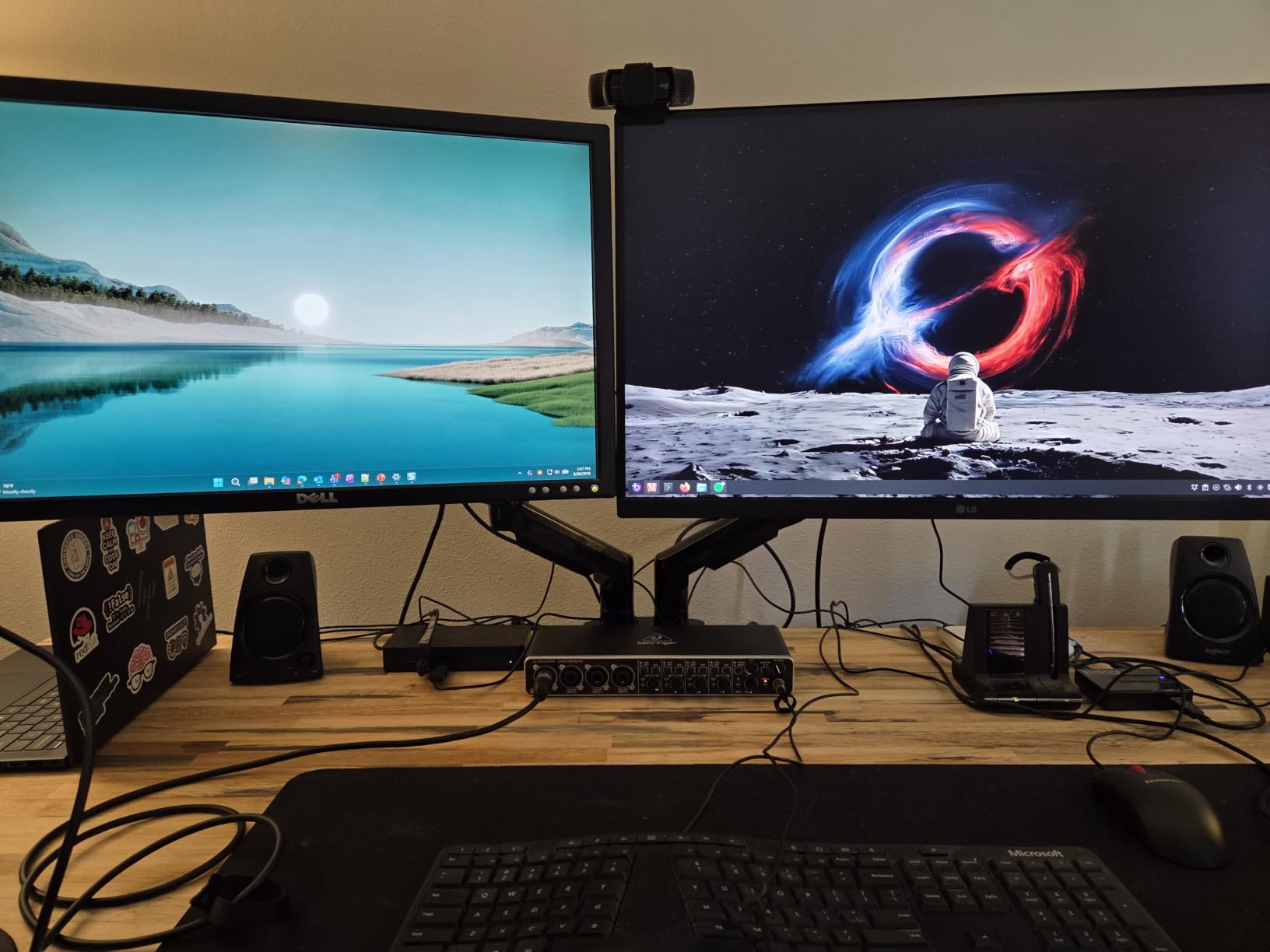 HUANUO FlowLift Dual Monitor Stand, Fully Adjustable Gaming Monitor Desk Mount for 13-32 inch Computer Screens, Full Motion VESA 75x75/100x100 with C-Clamp & Grommet Base, Each Arm Holds 4.4 to 19.8 lbs customer photo 1