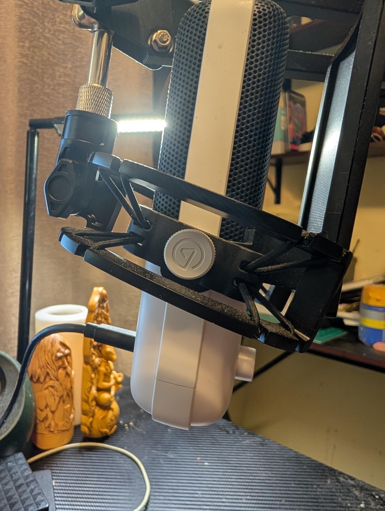 Elgato Shock Mount for Wave Microphones | Reinforced elastic suspension, Solid steel chassis, Native 5/8-inch thread, Includes 3/8 and 1/4-inch adapters customer photo 1