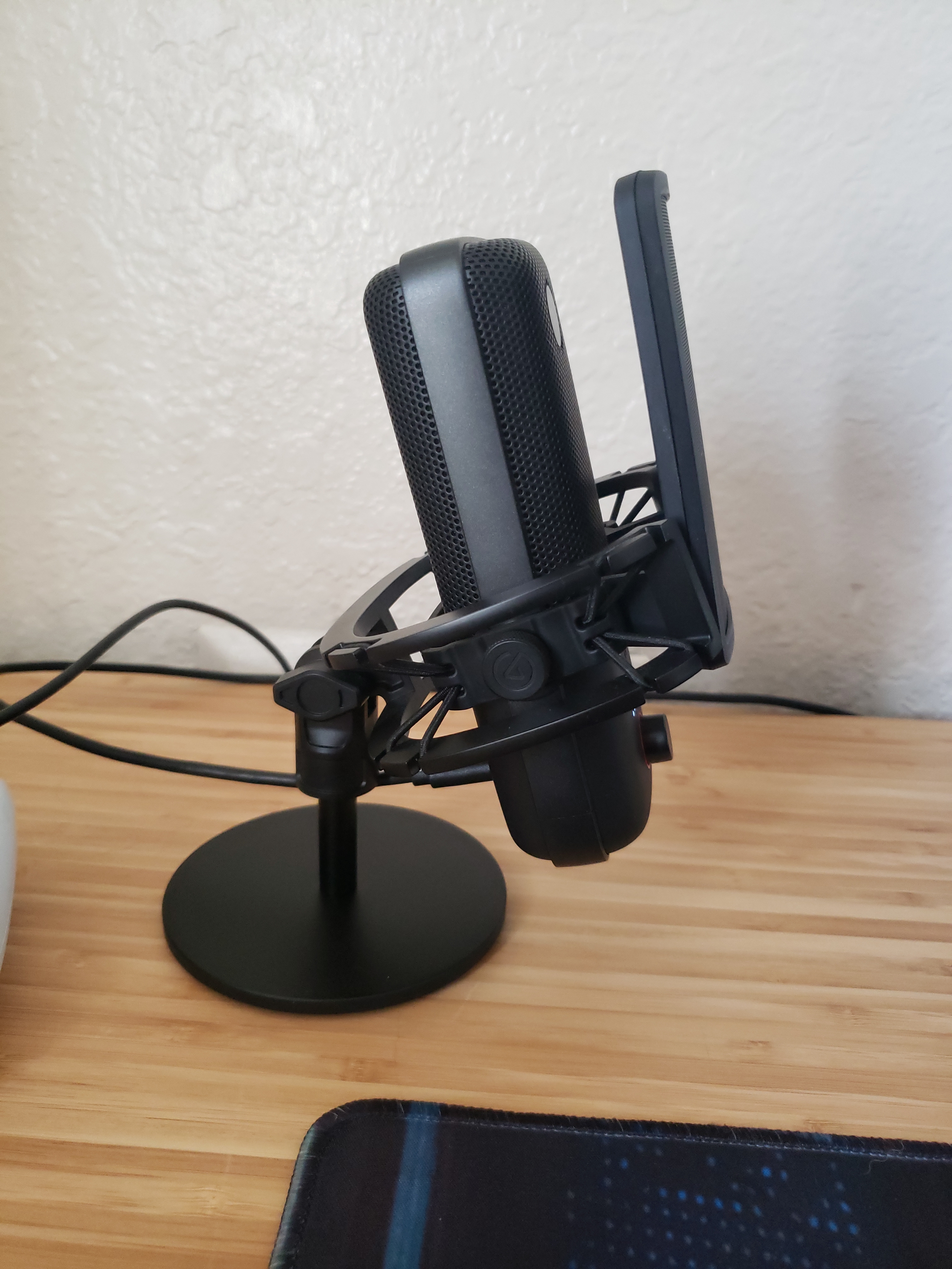 Elgato Shock Mount for Wave Microphones | Reinforced elastic suspension, Solid steel chassis, Native 5/8-inch thread, Includes 3/8 and 1/4-inch adapters customer photo 2