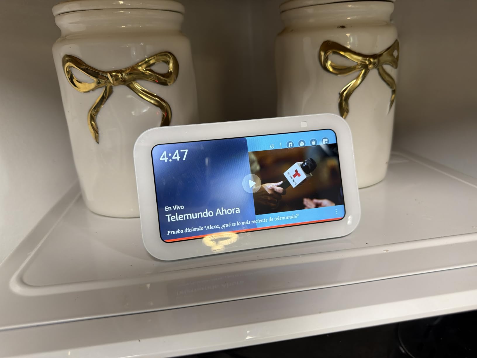 Amazon Echo Show 5 (newest model), Smart display, Designed for Alexa+, 2x the bass and clearer sound, Glacier White customer photo 1