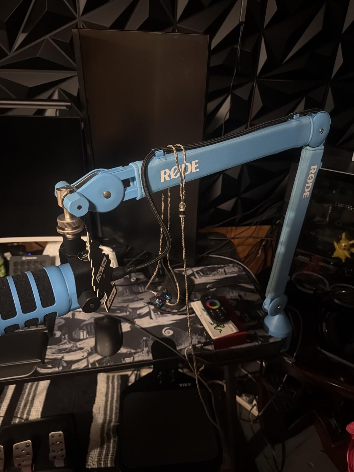 RODE PSA1+ Professional Studio Boom Arm with Spring Damping and Cable Management, Black customer photo 1
