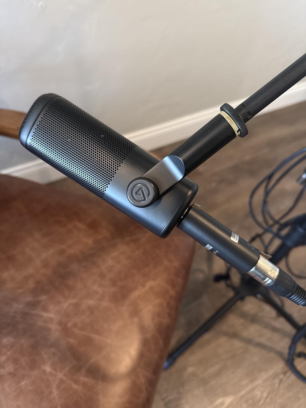 Elgato Wave DX Dynamic XLR Microphone, Cardioid Pattern | Speech-optimized capsule, Room noise rejection, No signal booster needed, Swivel mount included, Broadcast-ready customer photo 1