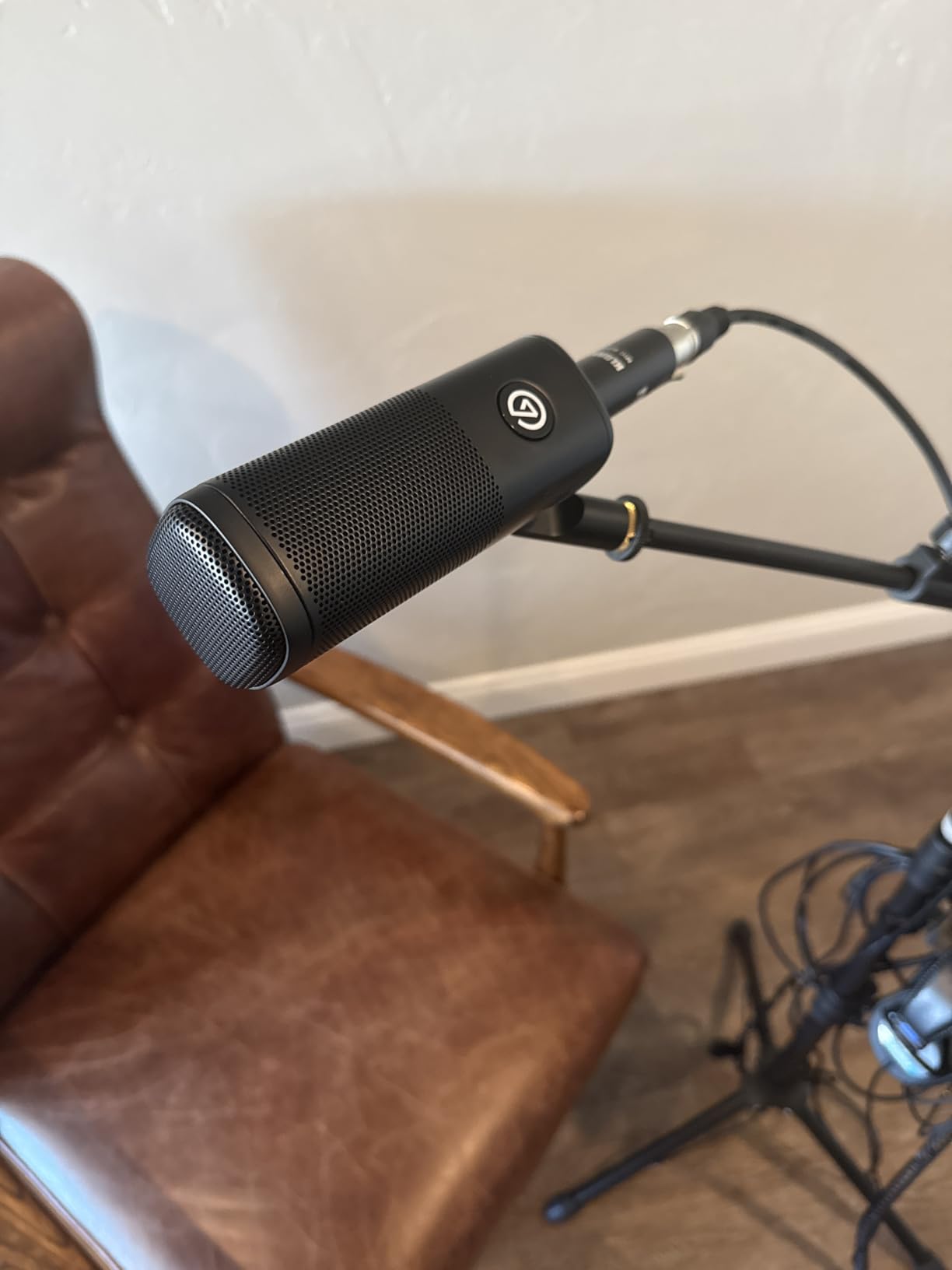 Elgato Wave DX Dynamic XLR Microphone, Cardioid Pattern | Speech-optimized capsule, Room noise rejection, No signal booster needed, Swivel mount included, Broadcast-ready customer photo 2
