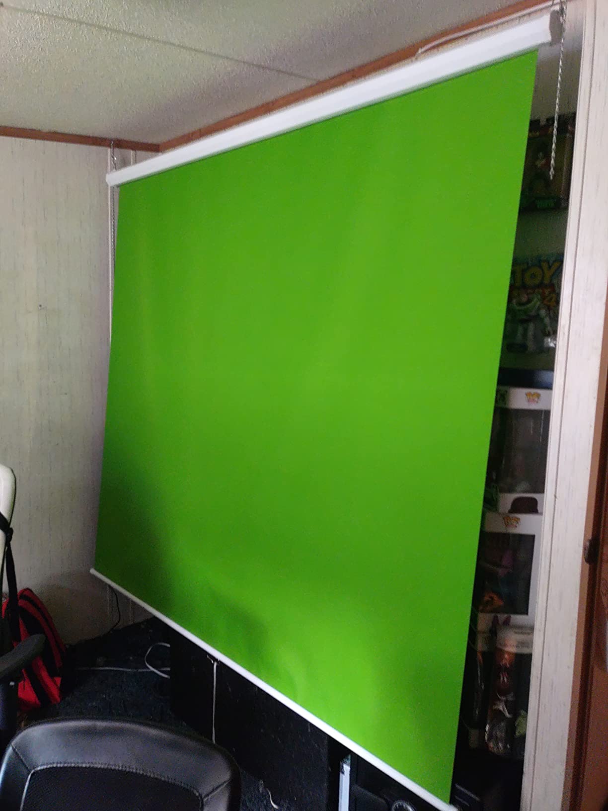 KHOMO Gear Green Screen 84 x 84 inch - Extra Large Pull Down Backdrop - Portable Collapsible Roll Down Projector Screen - Green Screen for Video, Streaming, and Photography customer photo 2