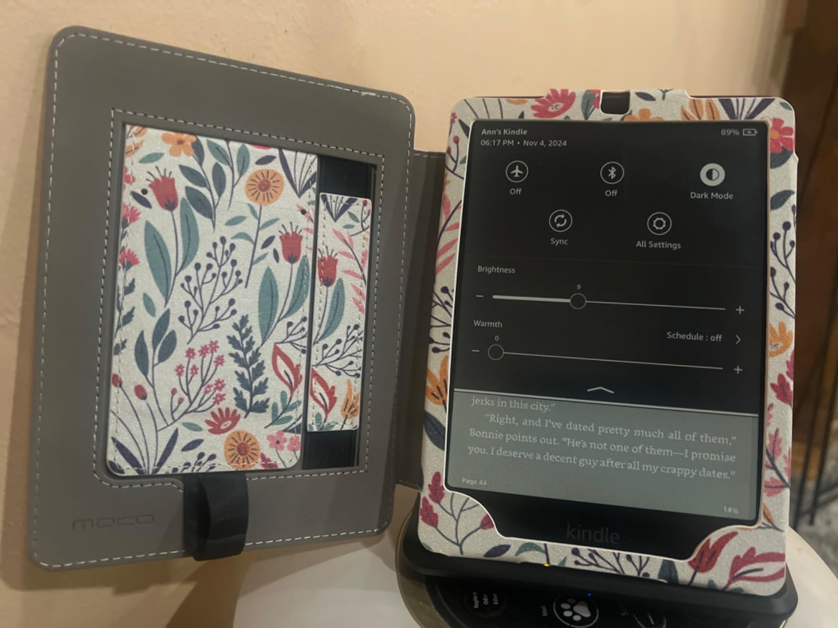 Amazon Kindle Paperwhite Signature Edition 32GB (newest model) - 20% faster with auto-adjusting front light, wireless charging, and weeks of battery life - Metallic Black customer photo 1