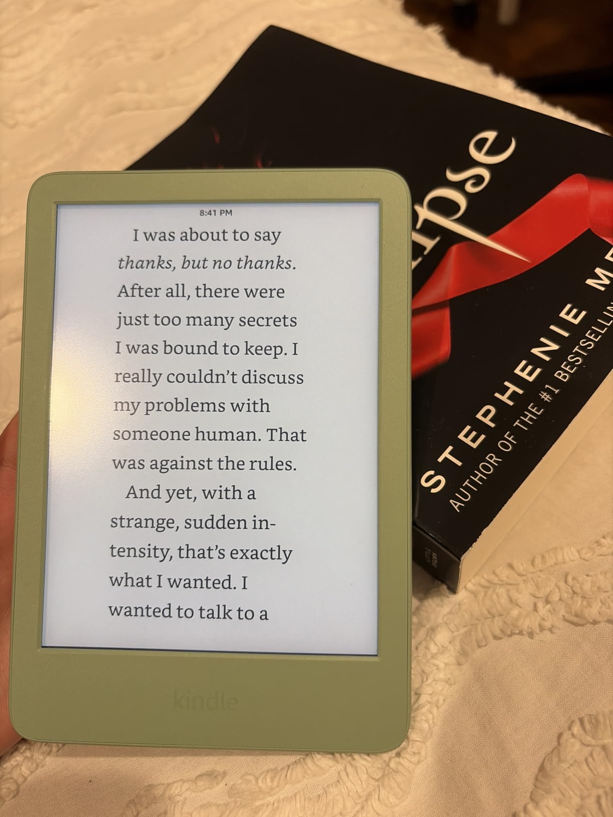 Amazon Kindle 16 GB (newest model) - Lightest and most compact Kindle, now with faster page turns, and higher contrast ratio, for an enhanced reading experience - Matcha customer photo 1