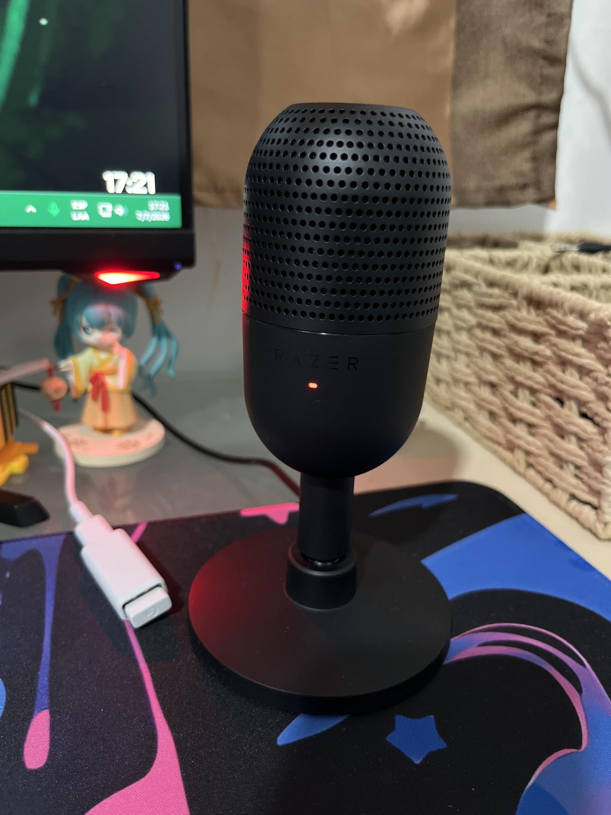 Razer Seiren V3 Mini USB Microphone, Supercardioid Condenser Mic, Tap-to-Mute Sensor with LED Indicator, Shock Absorber, Ultra Compact, Works with OBS, Discord, Zoom, Teams customer photo 2