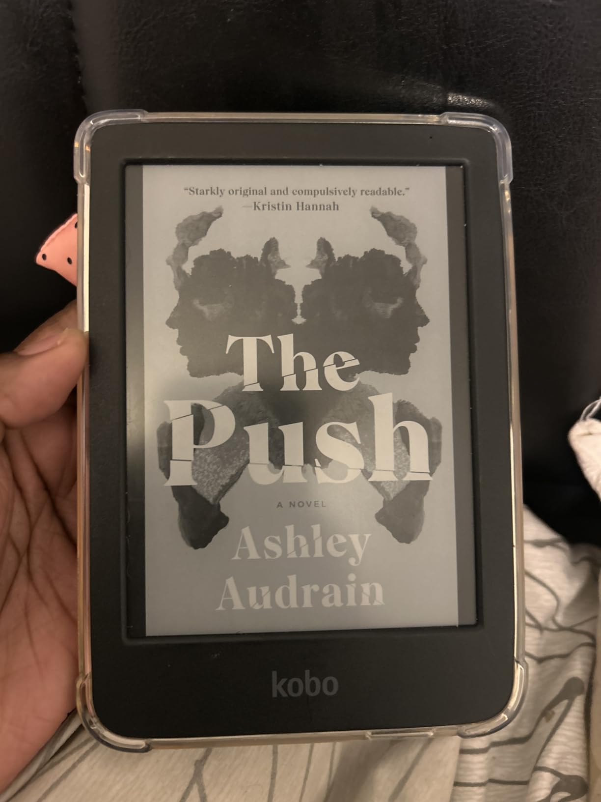 Kobo Clara BW eReader, 6” Touchscreen, Waterproof, 16GB, Black customer photo 1