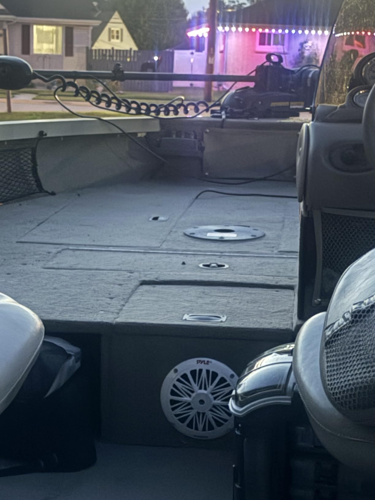 Pyle 6.5 Inch Dual Marine Speakers - 2 Way Waterproof and Weather Resistant Outdoor Audio Stereo Sound System with 200 Watt Power, Poly Carbon Cone and Butyl Rubber Surround - 1 Pair (White) customer photo 2