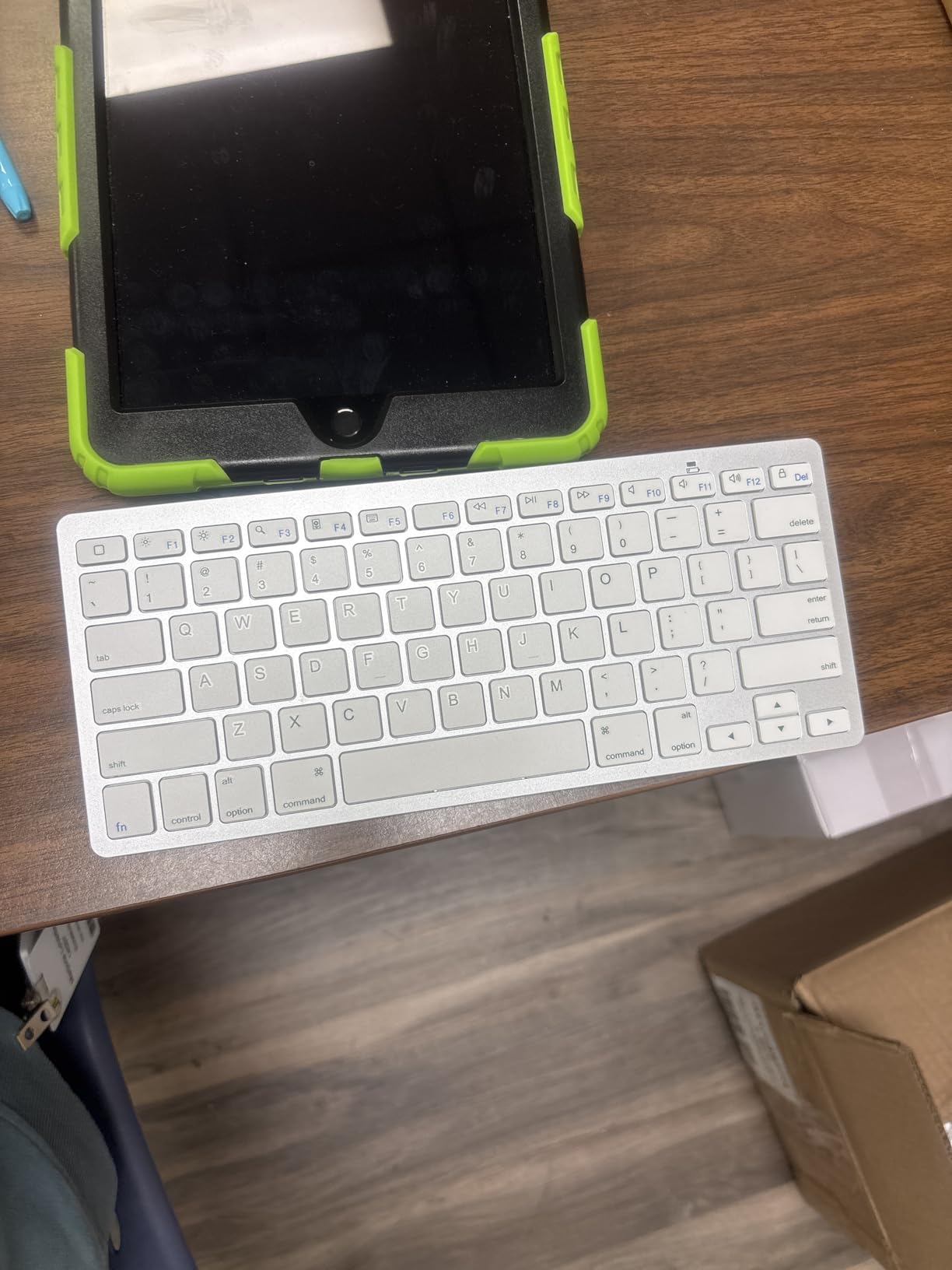 OMOTON Ultra-Slim Bluetooth Keyboard for iPad/iPhone, Portable Size for Travel customer photo 1