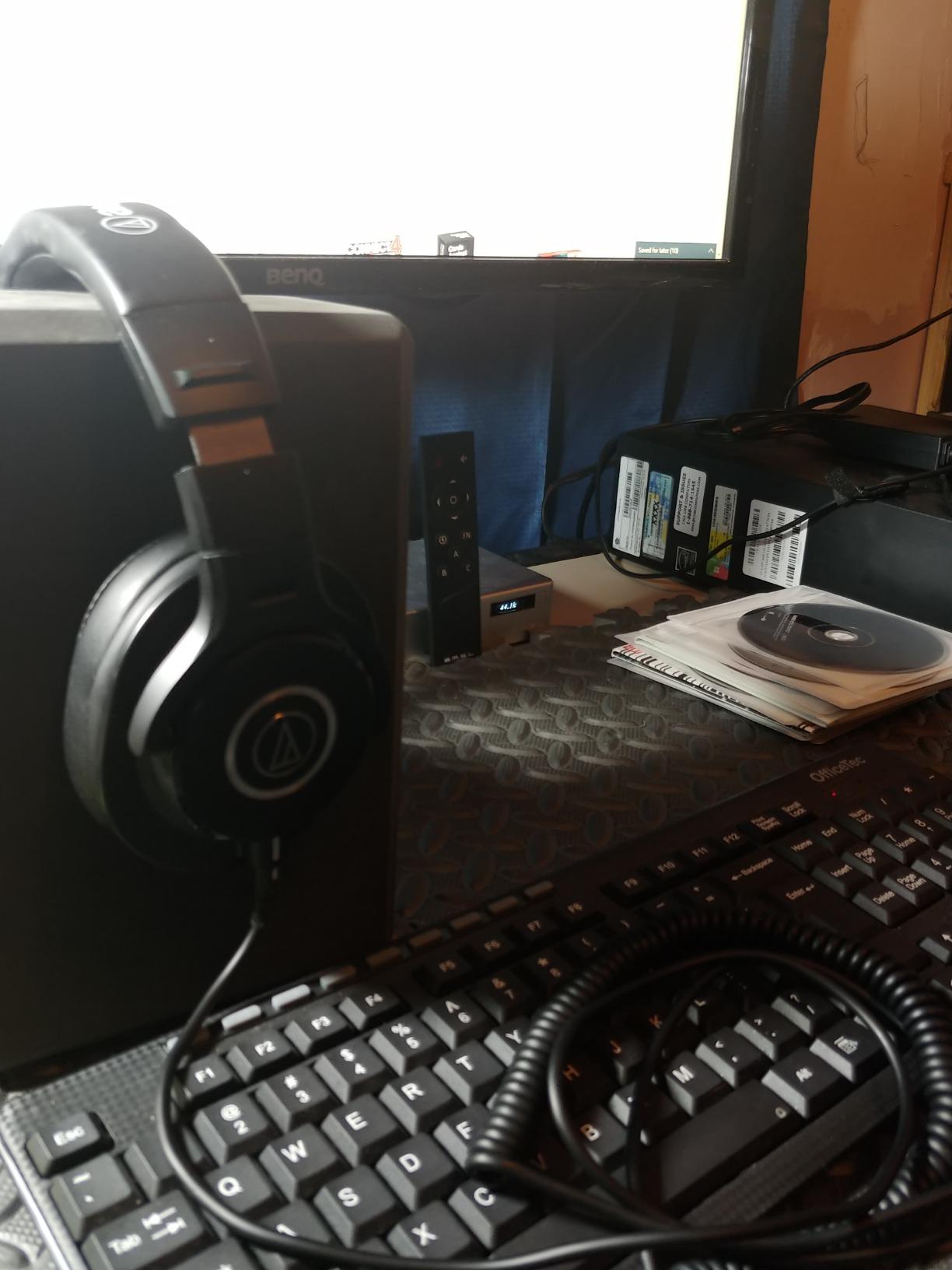 Audio-Technica ATH-M40x Professional Studio Monitor Headphone, Black, with Cutting Edge Engineering, 90 Degree Swiveling Earcups, Pro-Grade Earpads/Headband, Detachable Cables Included customer photo 1