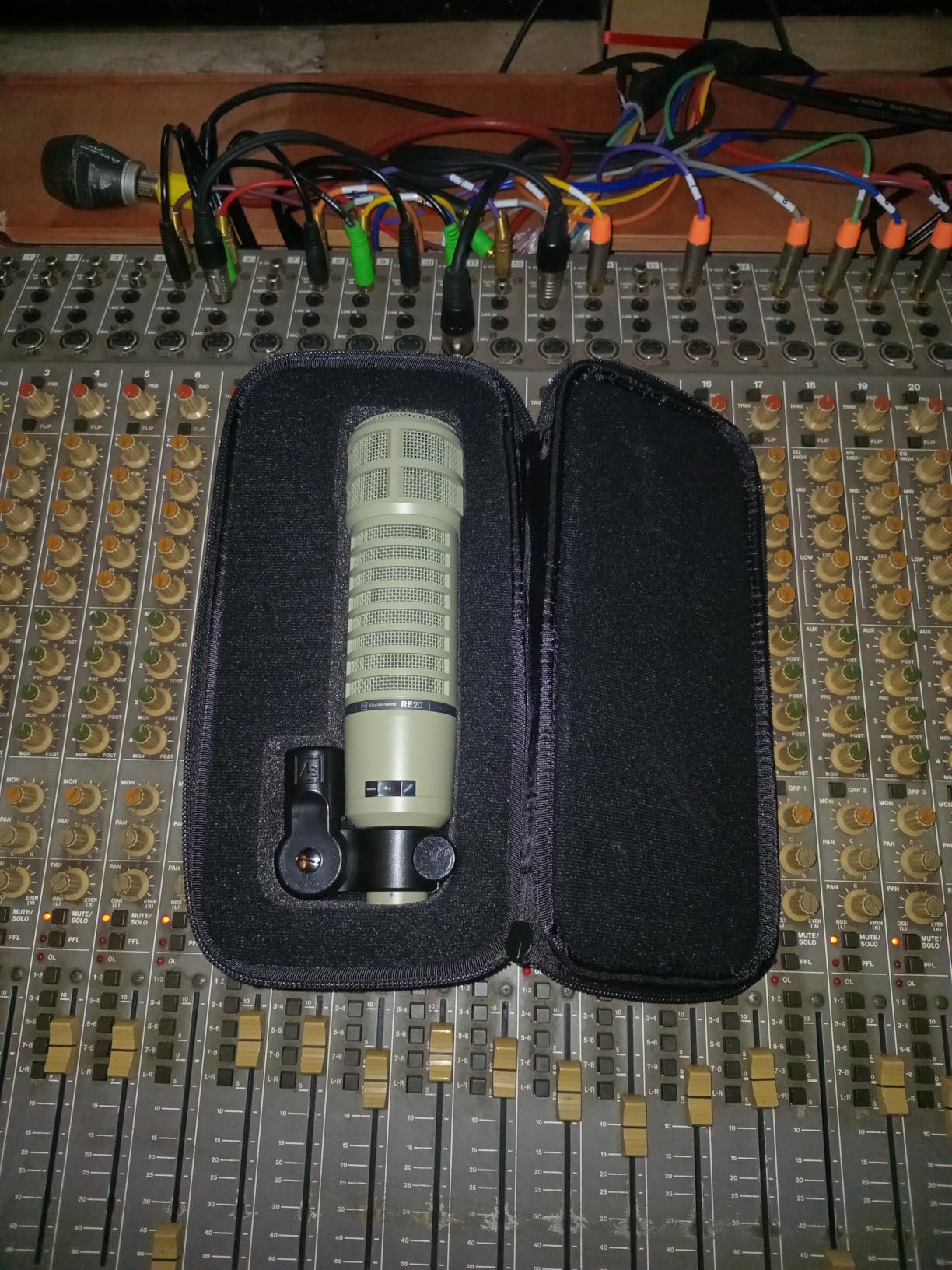 Electro-Voice RE20 Broadcast Announcer Microphone with Variable-D | Variable-D XLR mic for podcasting, streaming, voiceover, radio and studio recording with internal pop filter customer photo 2