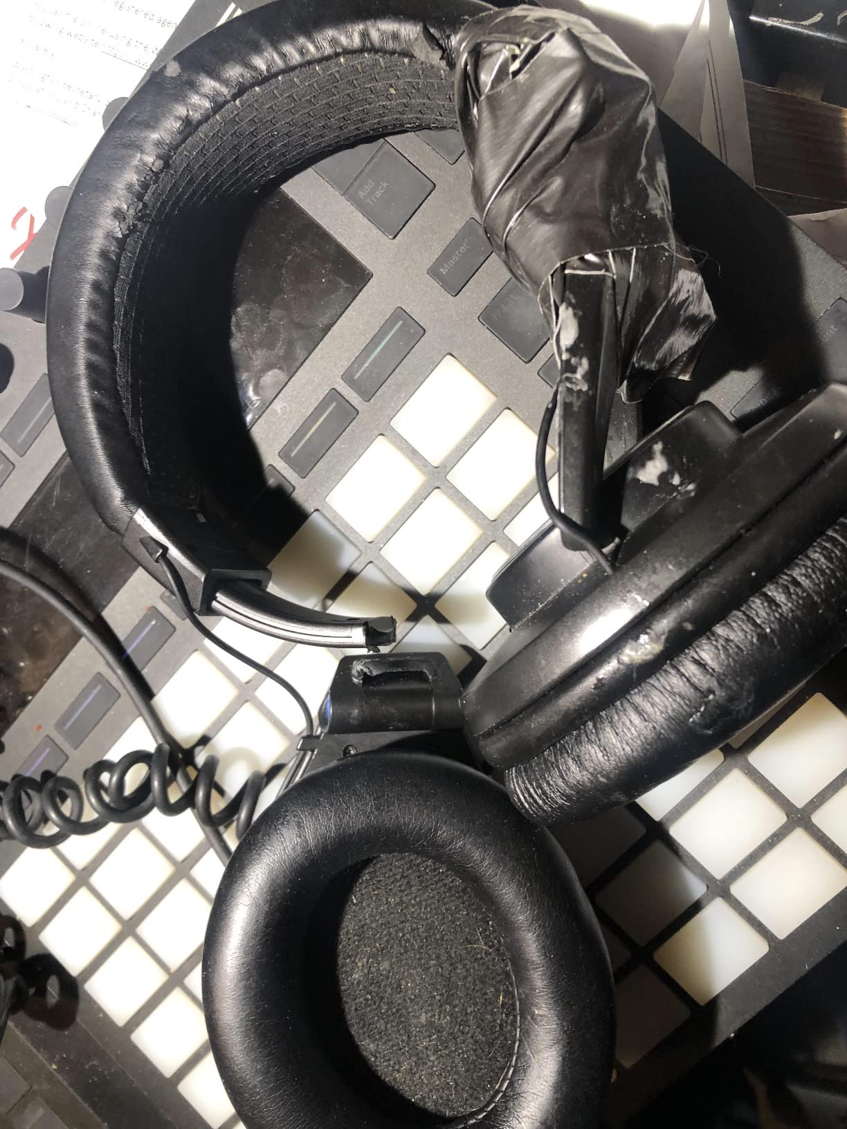 Shure SRH840A Over-Ear Wired Studio Monitoring Headphones | Closed-back headphones with tailored frequency response and detailed sound customer photo 2