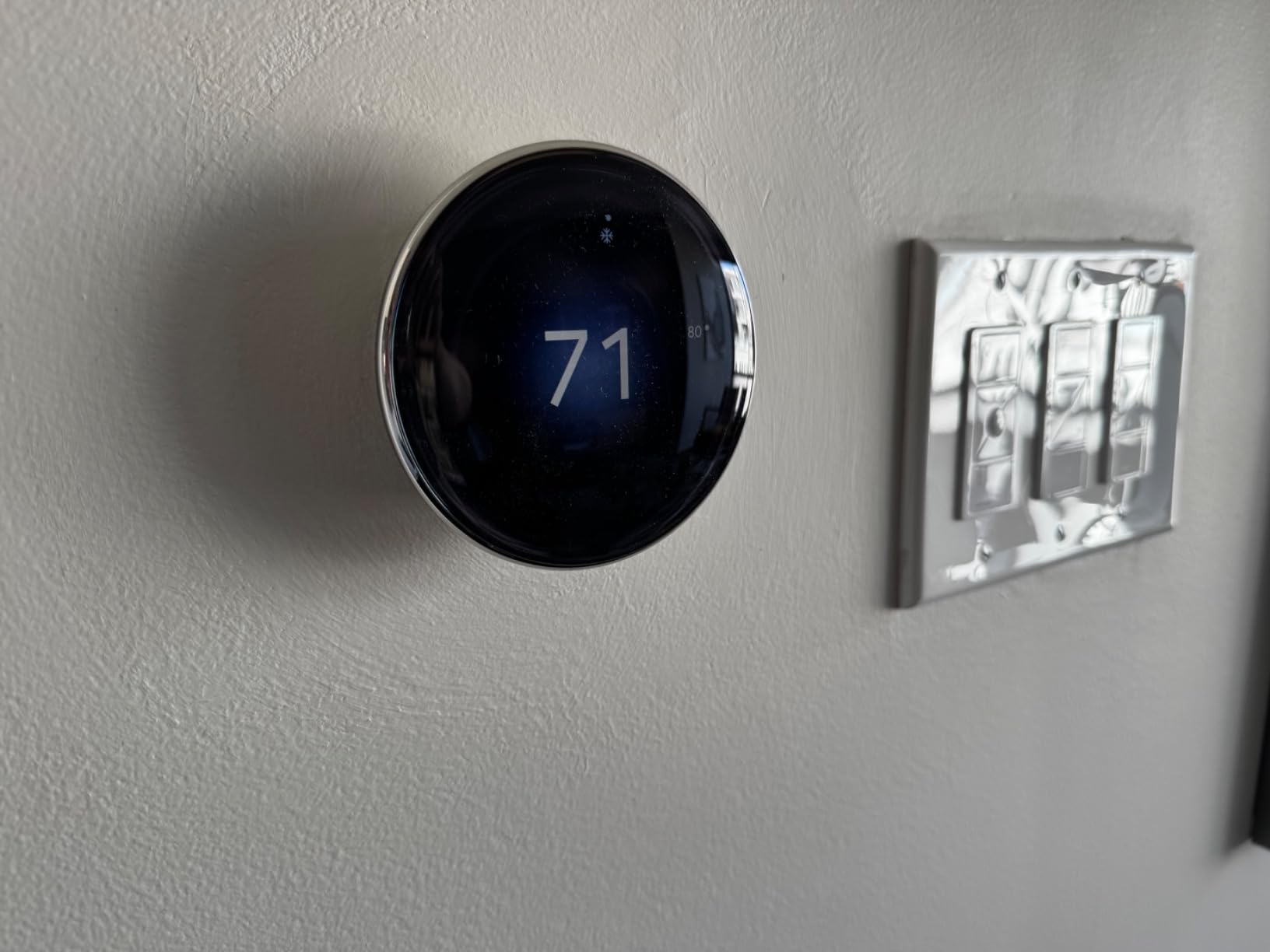 Google Nest Learning Thermostat (4th Gen, 2024) with Nest Temperature Sensor - Energy Saving Smart Thermostat - Compatible with Alexa, Apple HomeKit and Google Home App - Polished Gold customer photo 2