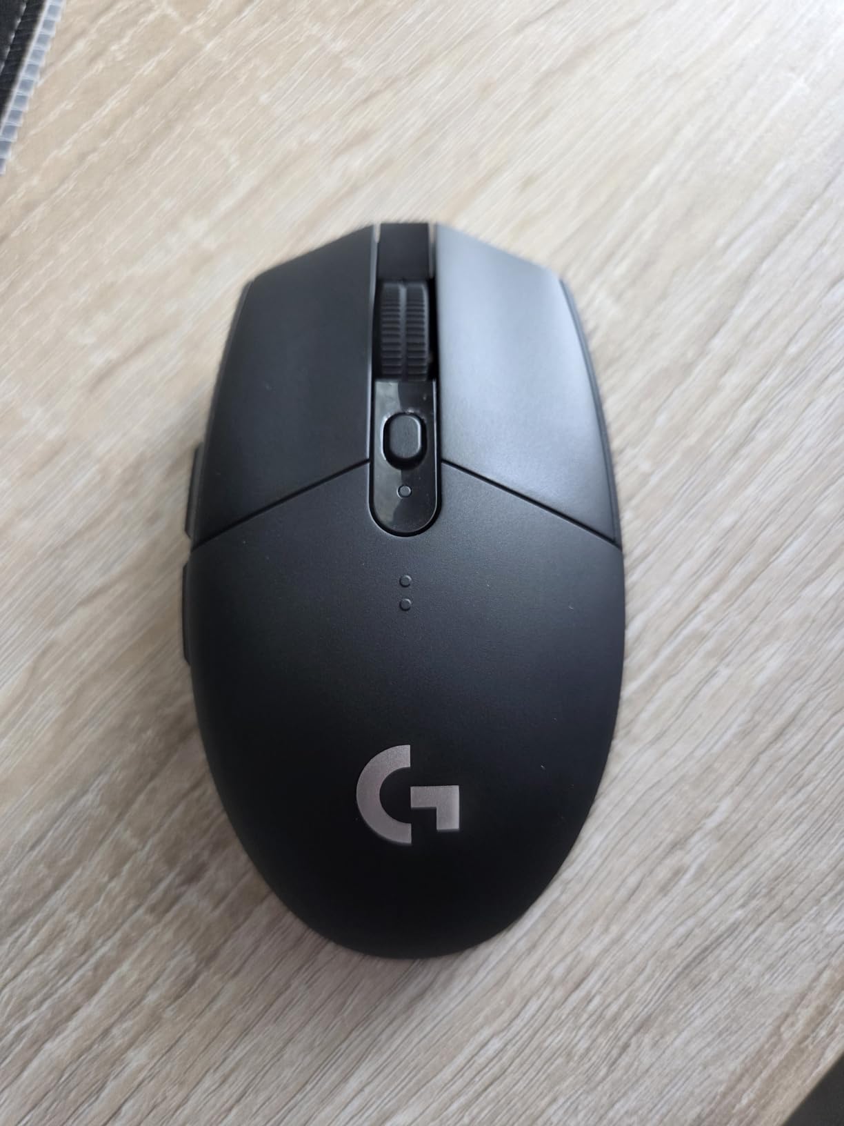 Logitech G305 Lightspeed Wireless Gaming Mouse - White customer photo 2