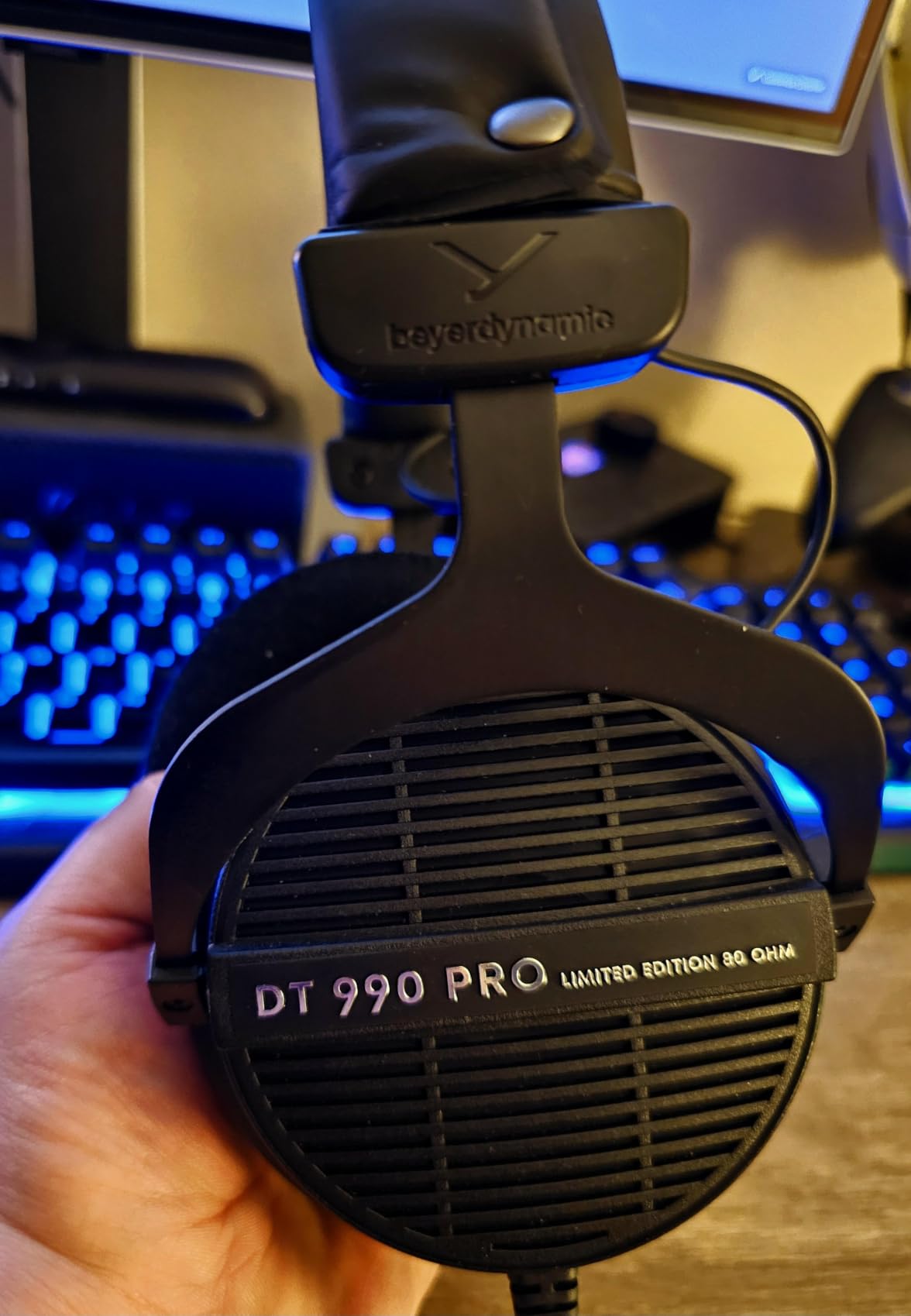 beyerdynamic DT 990 PRO Studio Headphones (80 Ohm, Black) | Open Back, Over Ear, Wired Professional Audiophile, Gaming, Podcast, Mixing, Limited Edition Black Velour Ear Pads customer photo 2