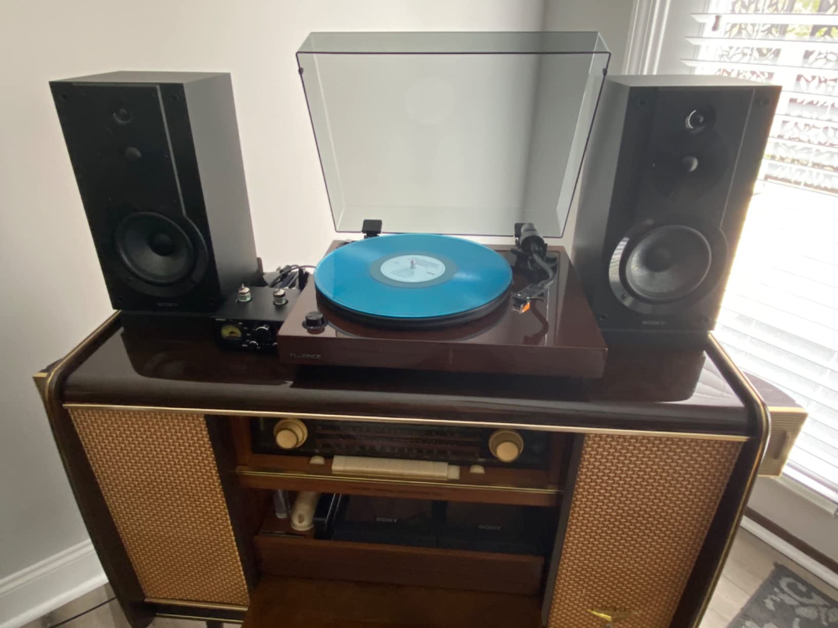 Fluance RT82 Reference High Fidelity Vinyl Turntable Record Player with Ortofon OM10 Cartridge, Speed Control Motor, High Mass MDF Wood Plinth, Vibration Isolation Feet - Piano Black customer photo 2