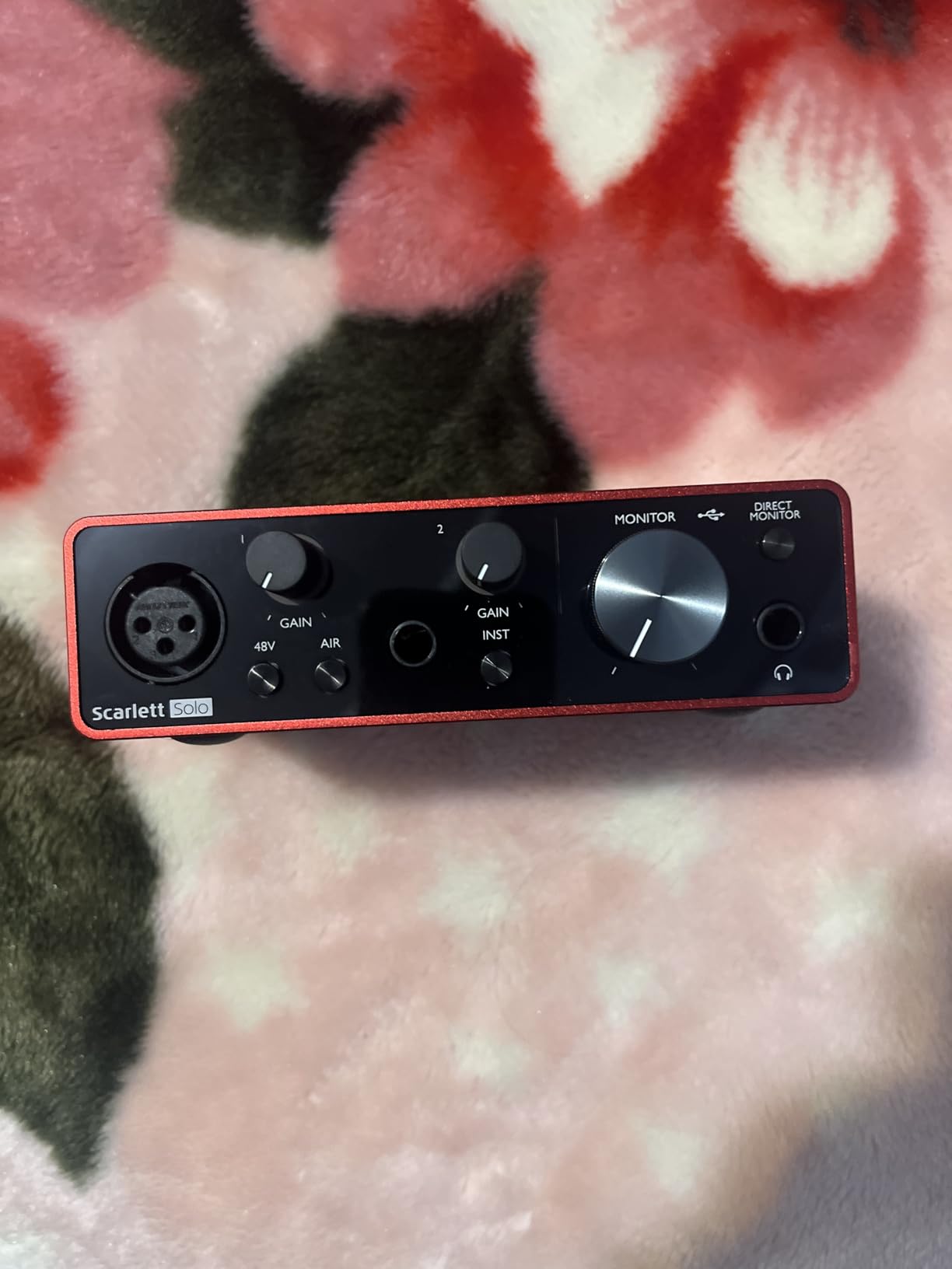 Focusrite Scarlett Solo 3rd Gen USB Audio Interface for Guitarists, Vocalists, Podcasters or Producers to record and playback studio quality sound | 1 XLR Mic Preamp, 1 Hi-Z Instrument Input, 24-Bit/192kHz, 56dB Gain Range, Air Mode, macOS/Windows/iPadOS Compatible customer photo 2