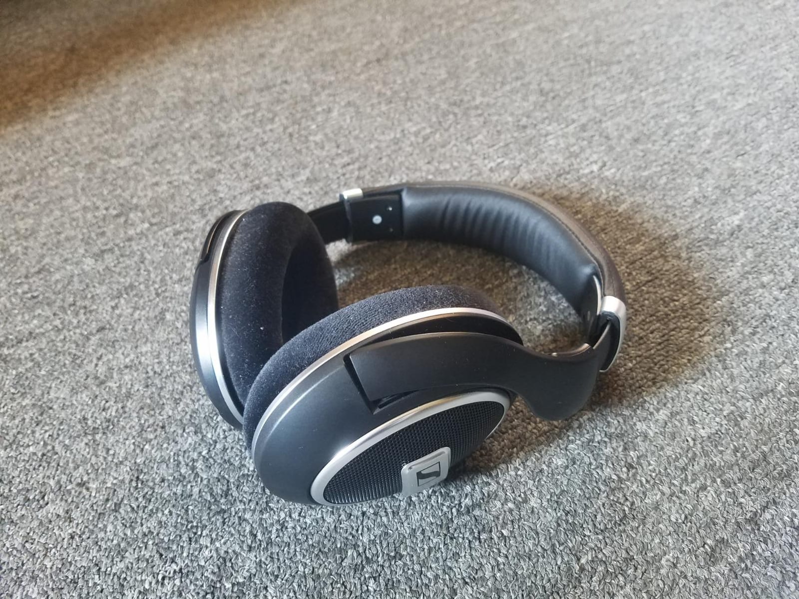 Sennheiser HD 599 SE Open-Back Wired Headphones, Comfortable Fit, Black customer photo 1