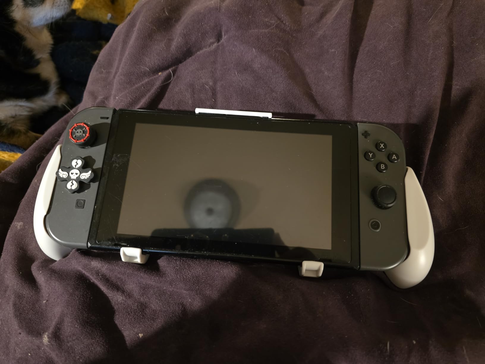 OIVO Switch Grip with Upgraded Adjustable Stand, Asymmetrical Grip with Adjustable Stand and 5 Game Slots-4 Thumb Caps Included, Black, Interactive Gaming Figures customer photo 1