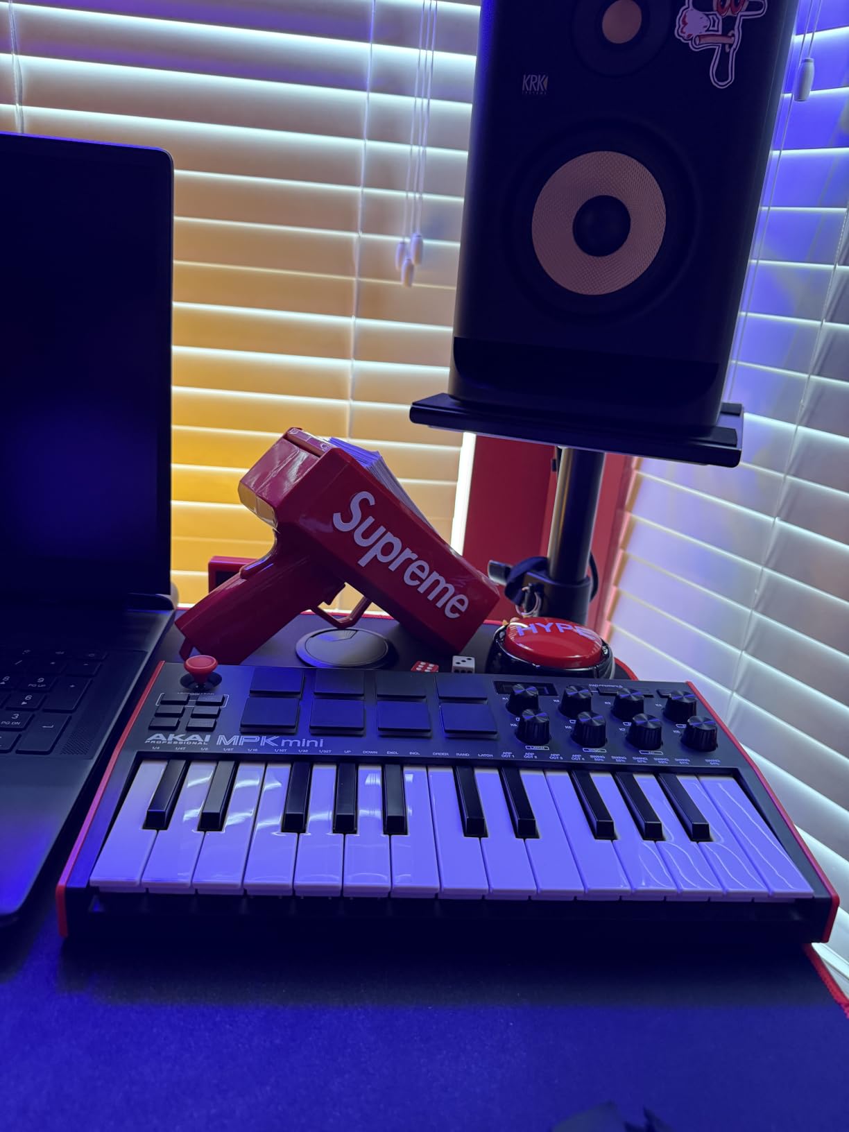Akai Professional MPK Mini MK3 25-Key USB MIDI Keyboard Controller | Velocity-Sensitive Mini Keys, 8 MPC Pads, 8 Knobs, Software Suite Included, for Beat Makers, Music Producers and Home Studios customer photo 1