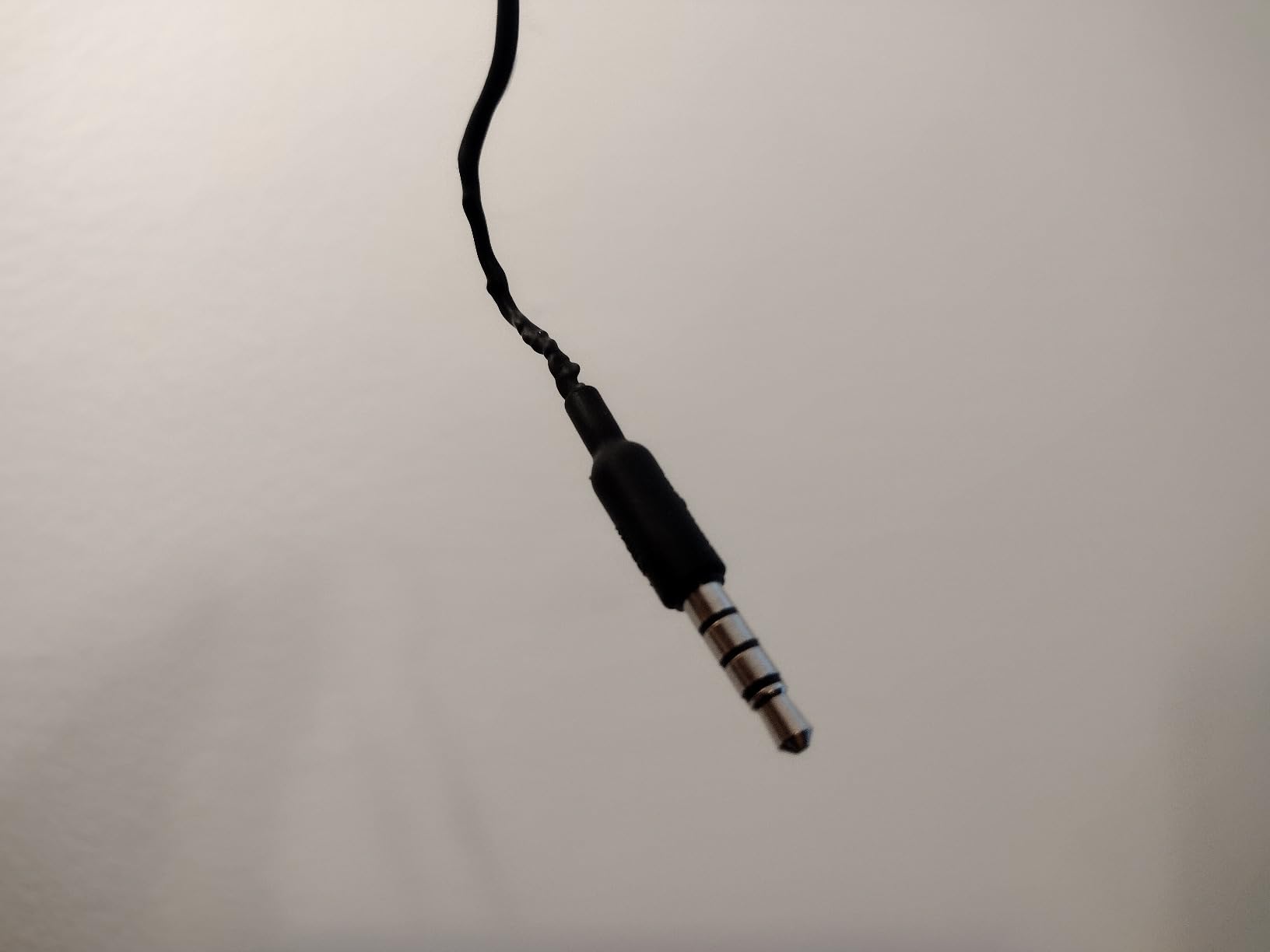 Philips A1105 in-Ear Sports Wired Headphones with Ear Hooks for Secure Fit, Deep bass, in-line Remote Control and Microphone, Sweat-Resistant customer photo 1