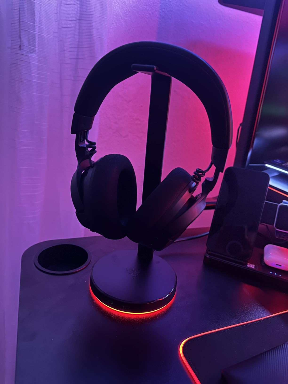 Razer Base Station V2 Chroma Headphone Headset Stand Holder, Black | Chroma RGB Lighting, Taller Stand & Anti-slip Ledge, USB Charging Ports, Anti-Slip Rubber Base, 3.5mm Port + Built-in DAC customer photo 1