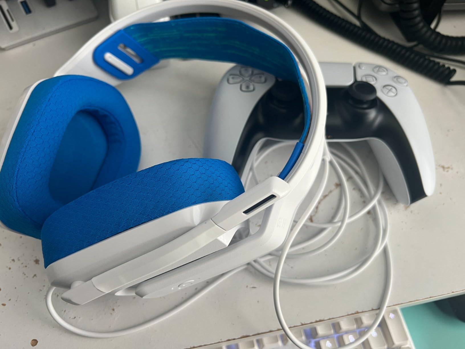 Logitech G335 Wired Gaming Headset with Flip to Mute Microphone - White | Flip to mute mic, 3.5mm audio jack, memory foam earpads, compatible with PC, PlayStation, Xbox, Nintendo Switch/Switch 2 customer photo 1