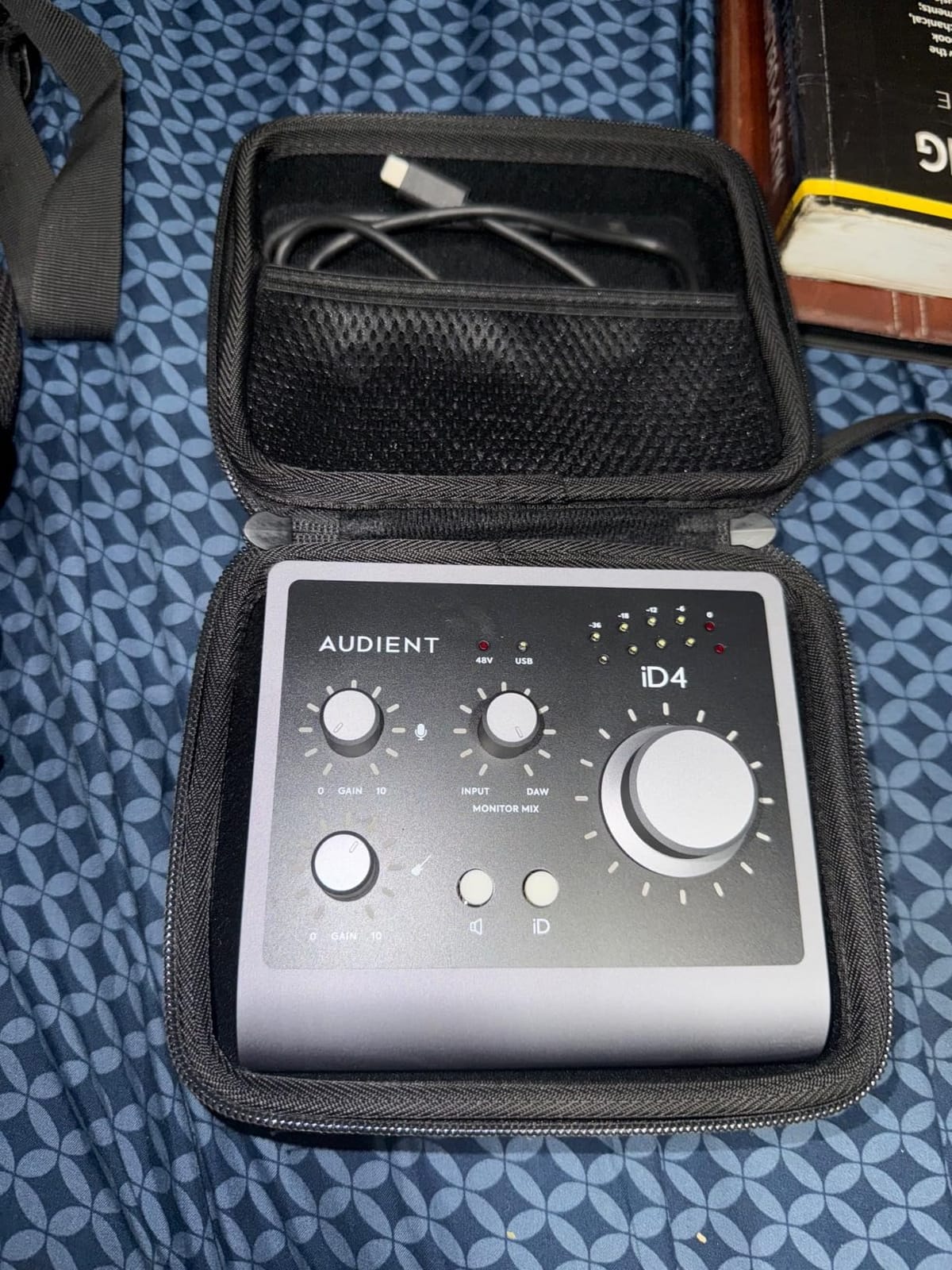 Audient Audio Interface iD4 MKII, Class A Console Microphone Preamp (High Speed USB-C, Monitor Mix and Monitor Panning Function, 2 Headphone Outputs, Mac/PC/iOS Compatible), Black customer photo 1