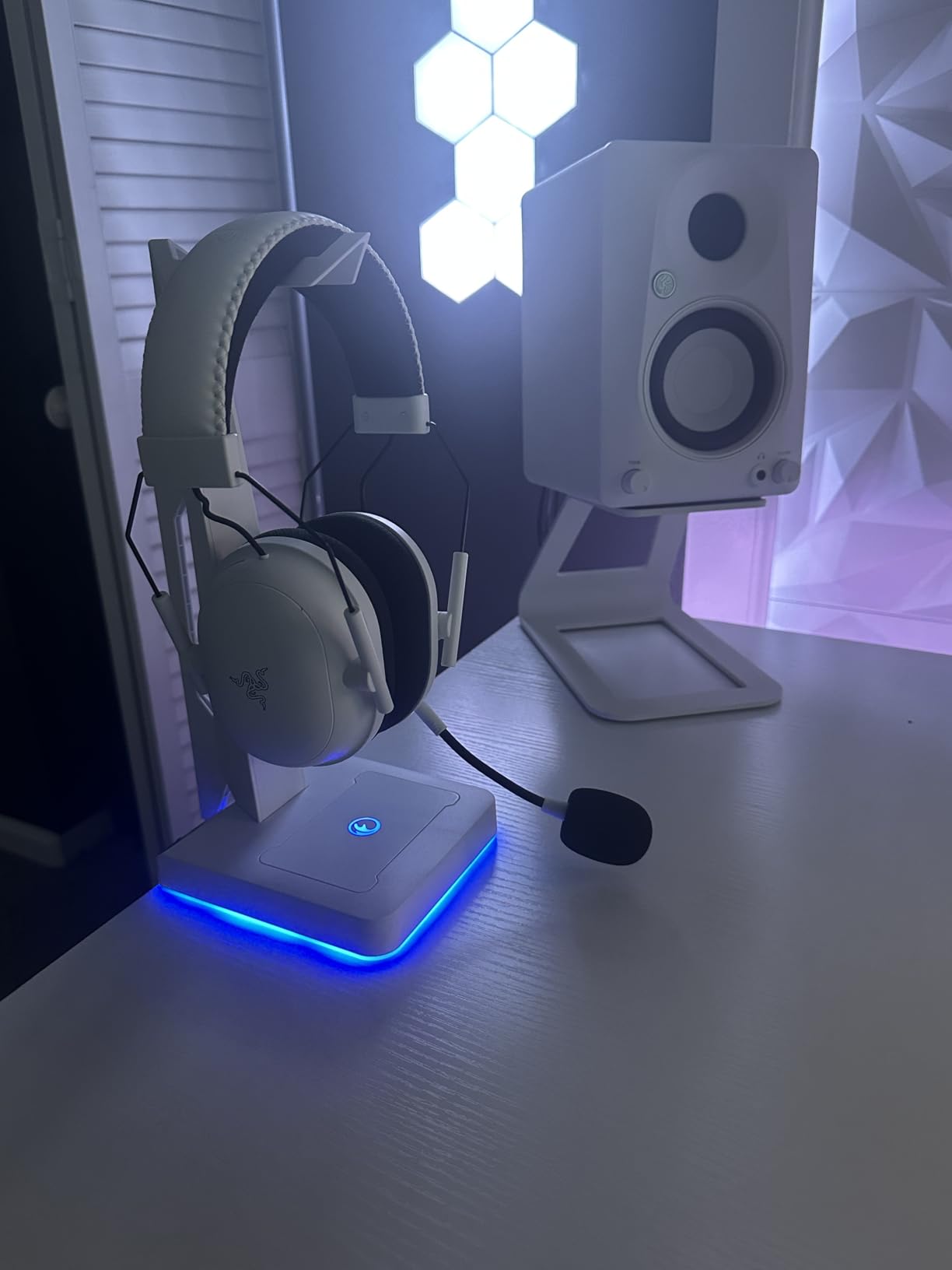 RGB Gaming Headset Stand with 2 USB Ports, Game Headphone Mount for PC, Xbox One, PS4, Switch, Earphone Holder Hanger, Great for Gaming Stations, Fancy Desk Gamer Accessories, Black customer photo 1