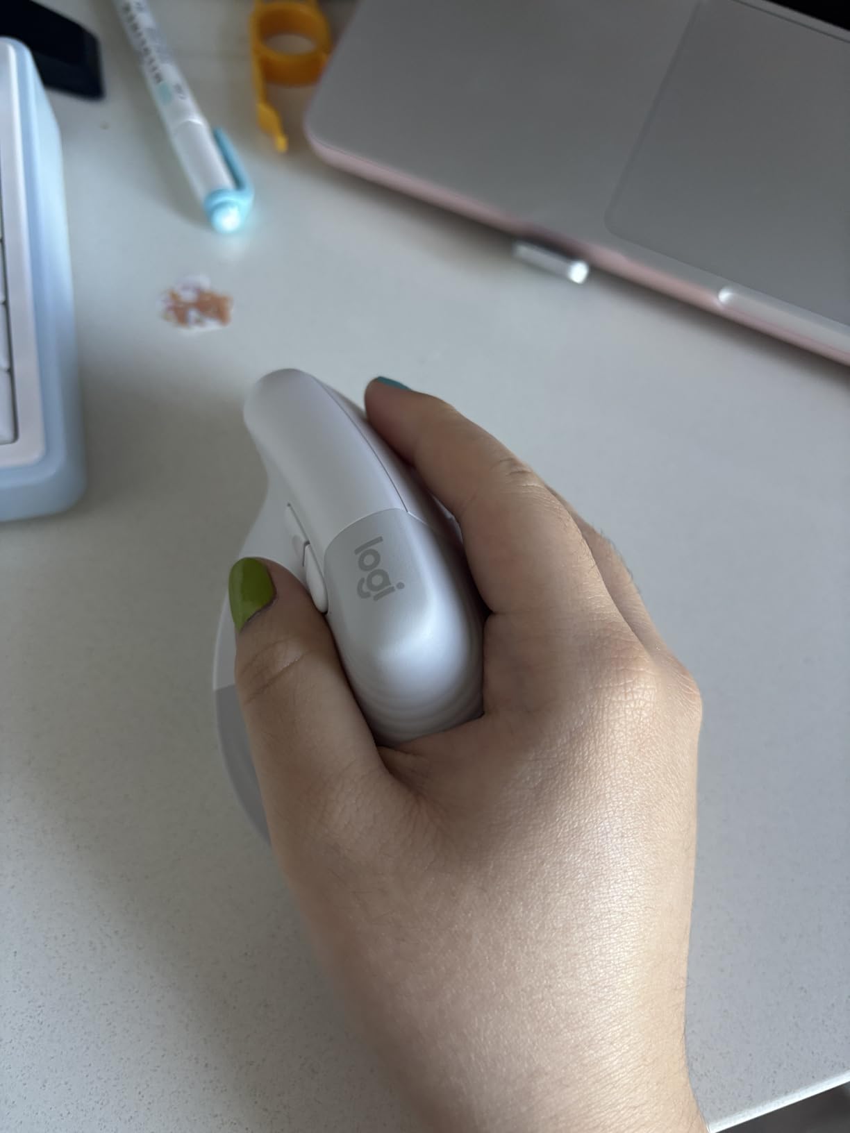 Logitech Lift for Mac Vertical Ergonomic Wireless Mouse - Off White | Bluetooth connectivity only, no USB receiver, quiet clicks, 4 customizable buttons, macOS iPadOS compatible customer photo 2