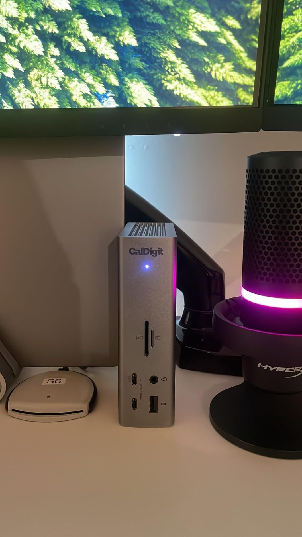 CalDigit TS4 18 Port Thunderbolt 4 Dock, 98W Charging, 3X TBT4 (40Gb/s), 3X USB-C + 5X USB-A (10Gb/s), 2.5GbE LAN, 8K@30Hz or 2X 6K@60Hz Displays, Mac/Windows/Chrome, Space Gray customer photo 1