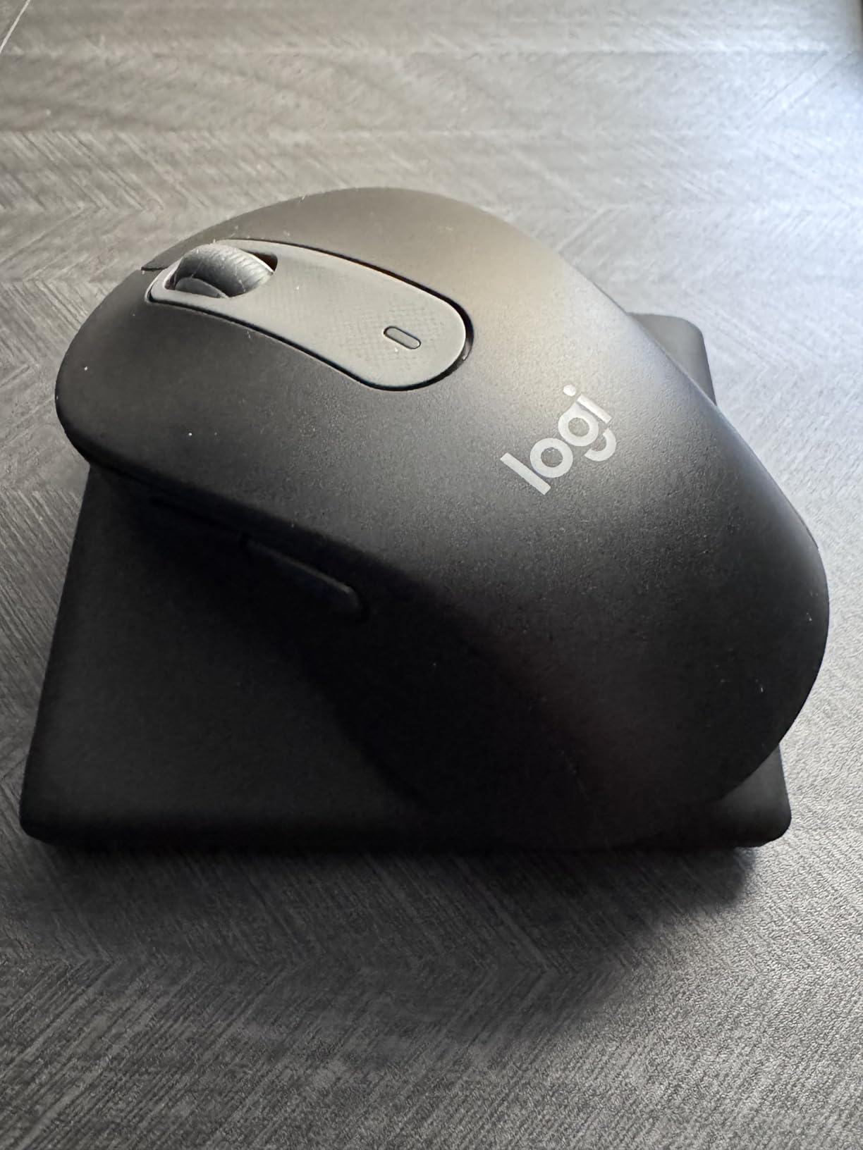 Logitech Signature M650 Wireless Mouse Small to Medium Sized Hands - Black | 2-year battery, silent clicks, customizable side buttons, Bluetooth, PC, Mac, Multi-Device, Chromebook compatible customer photo 1