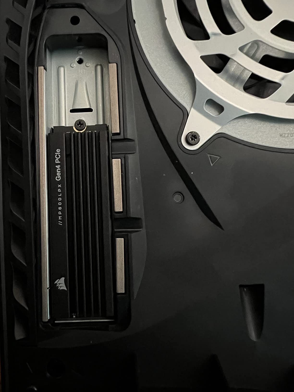 Corsair MP600 PRO LPX 1TB M.2 NVMe PCIe x4 Gen4 SSD - Optimized for PS5 (Up to 7,100MB/sec Sequential Read & 5,800MB/sec Sequential Write Speeds, High-Speed Interface, Compact Form Factor) Black customer photo 1