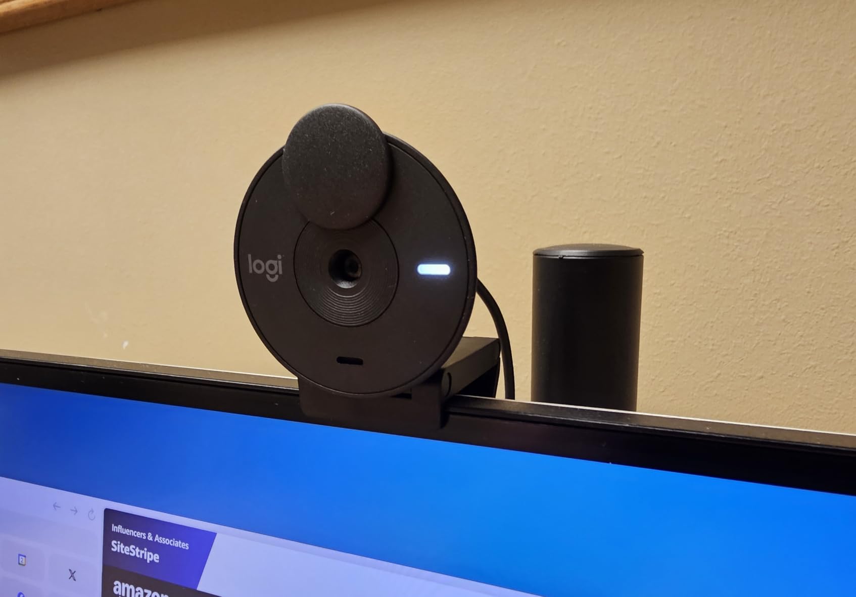Logitech Brio 300 Full HD Webcam, 1080p, Auto Light Correction, Noise reducing mic, Privacy Shutter, USB-C, Works with Microsoft Teams, Google Meet, Zoom, for Streaming and Video Calling - White customer photo 2