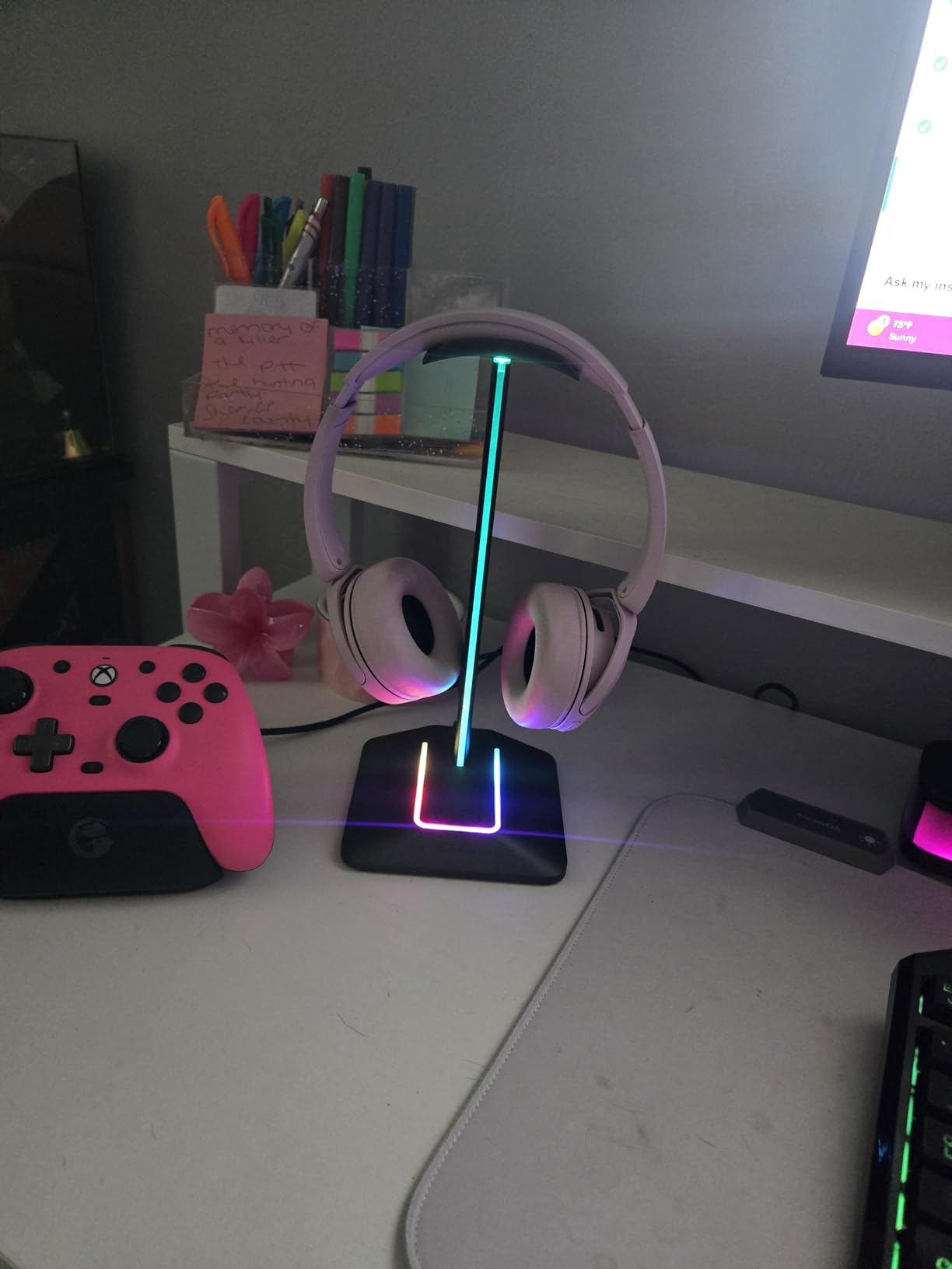 New Bee Headphone Stand with RGB Lighting, Sturdy Aluminum Gaming Headset Holder with USB-C & USB Charging Ports, Stable Desktop Earphone Stand for All Headphones Size, Black customer photo 2