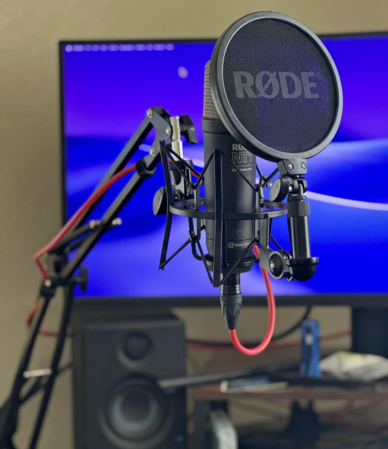 Amazon Basics Adjustable Microphone Boom Arm Stand, 14 inch, Supports Standard Microphones, Adjustable Tension, Includes Pop Filter & Windscreen, Desk Clamp Mount, Black customer photo 2
