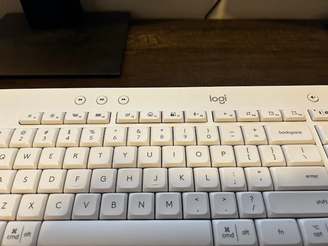Logitech Signature K650 Comfort Full-Size Wireless Keyboard - Graphite | Full-size with wrist rest, BLE Bluetooth or Logi Bolt USB receiver, deep-cushioned keys, numpad, PC and Mac compatible customer photo 1