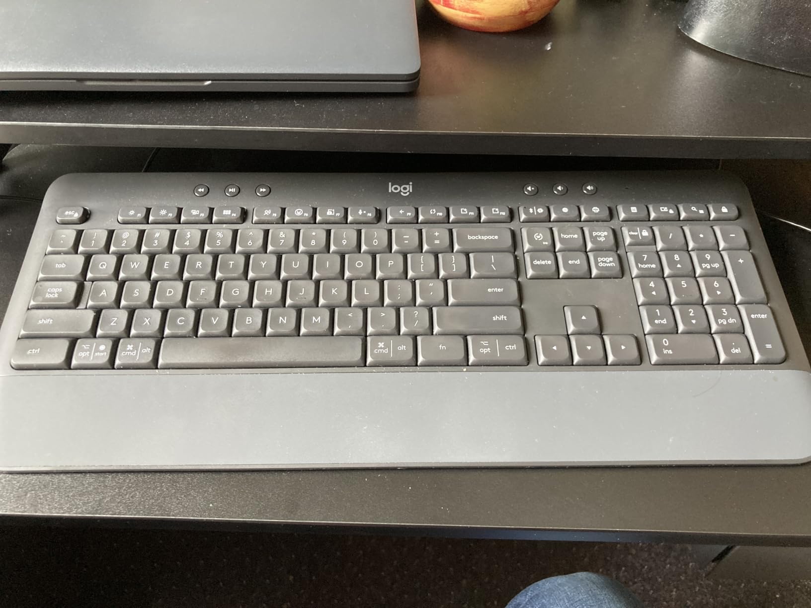 Logitech Signature K650 Comfort Full-Size Wireless Keyboard - Graphite | Full-size with wrist rest, BLE Bluetooth or Logi Bolt USB receiver, deep-cushioned keys, numpad, PC and Mac compatible customer photo 2