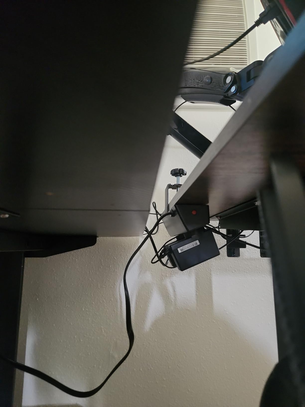 Desk Clamp Power Strip, 4 AC Outlets 4 USB Ports, Fit 1.7in Tabletop Edge customer photo 1
