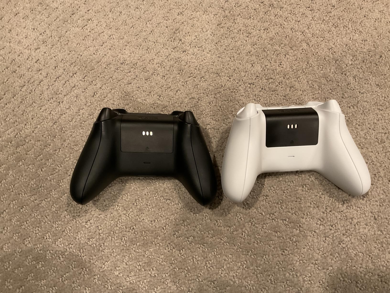 8Bitdo Dual Magnetic Charging Dock Station for Xbox Series X|S & Xbox One Controllers - White customer photo 1
