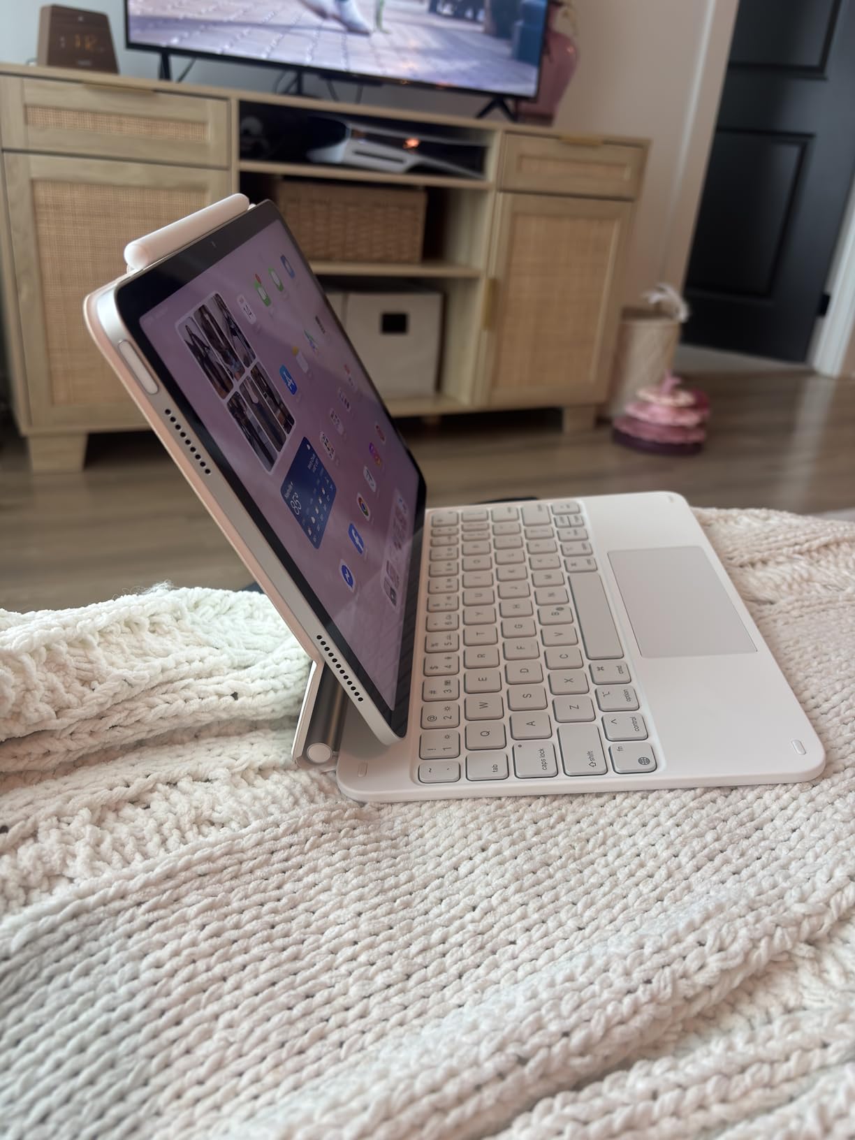 ESR for iPad A16/10th Gen Case with Keyboard, Quick-Set Magnetic Stand | For iPad 11th, Easy-Set Cantilever Stand, Secure Magnetic Lock, Precision Multi-Touch Trackpad, Rebound Series, White customer photo 2