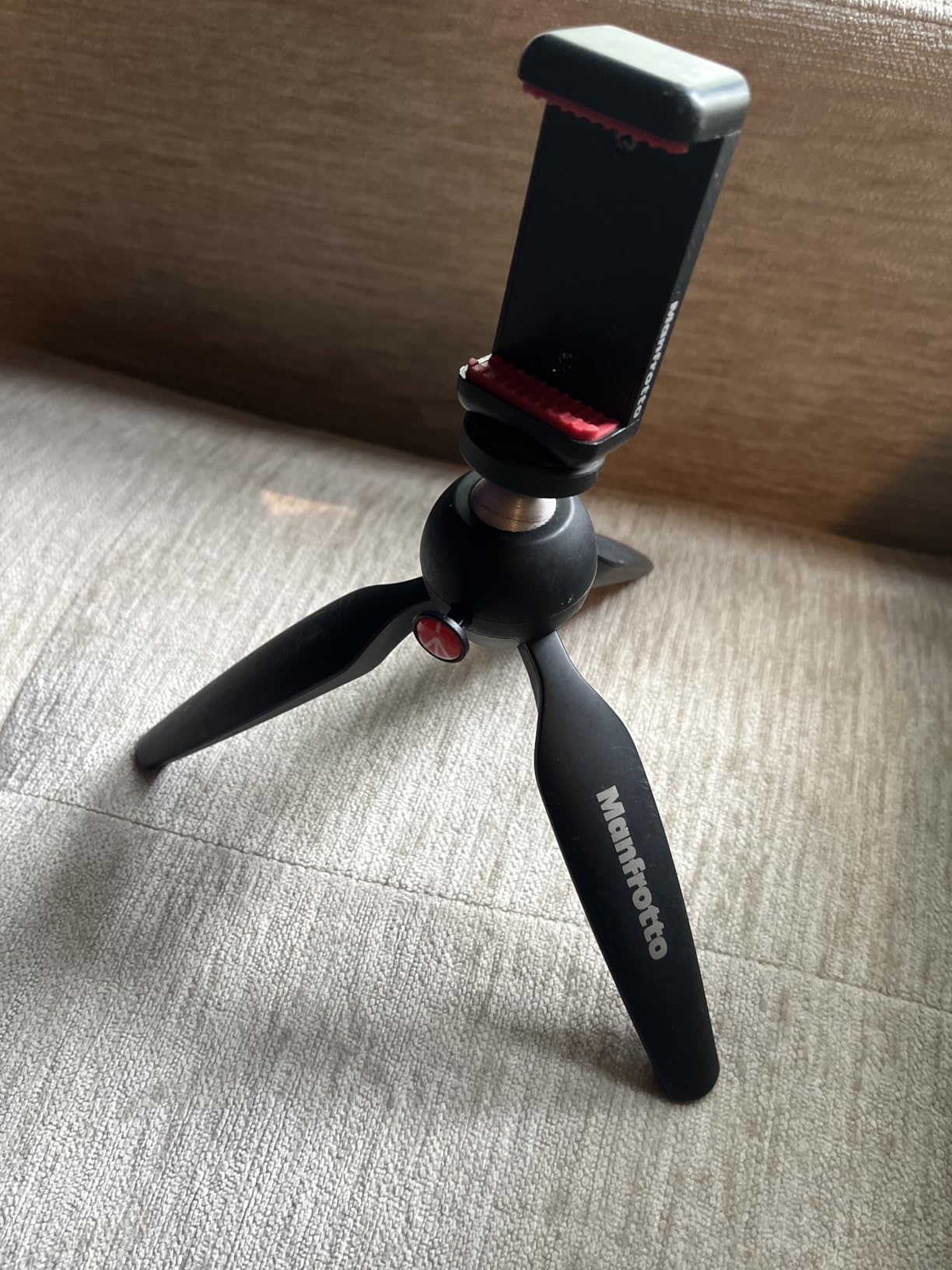 Manfrotto Mini Tripod with Universal Smartphone Clamp, Made in Italy, for iPhone with or Without Case, CSC, Vlogging, Videography, MKPIXICLMII-BK customer photo 1