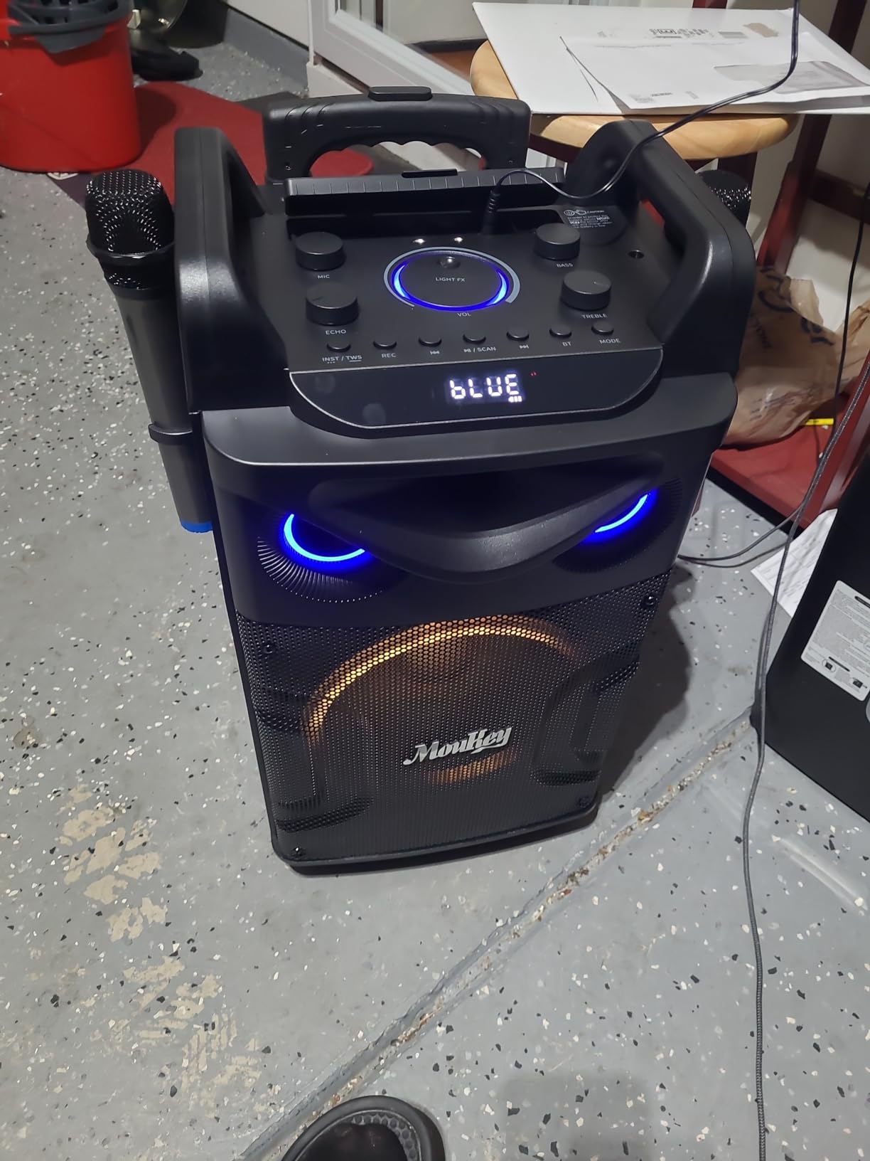 Moukey Karaoke Machine, 10
