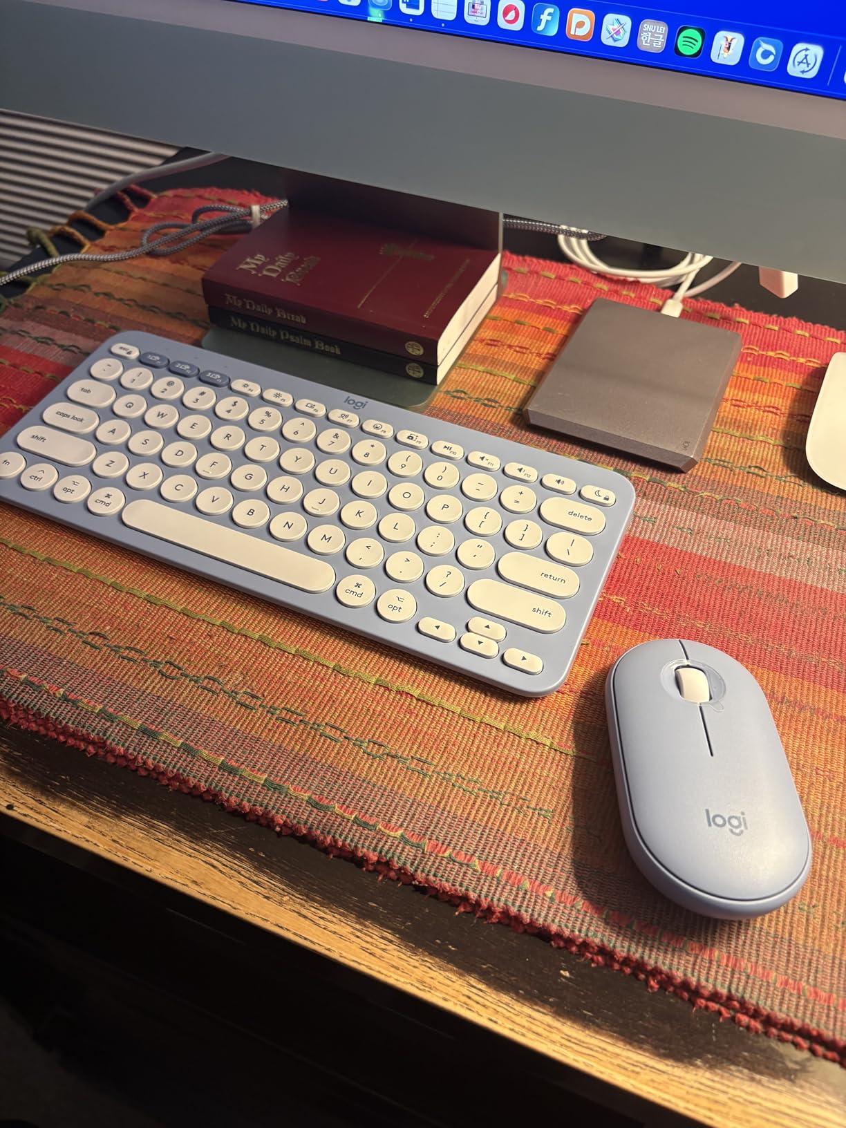 Logitech Pebble 2 Compact Wireless Keyboard and Mouse for Mac, iPad - White | Slim, quiet, portable, customizable, Bluetooth, connect up to 3 Apple devices via Easy-Switch buttons, for Mac, macOS, iPadOS customer photo 2