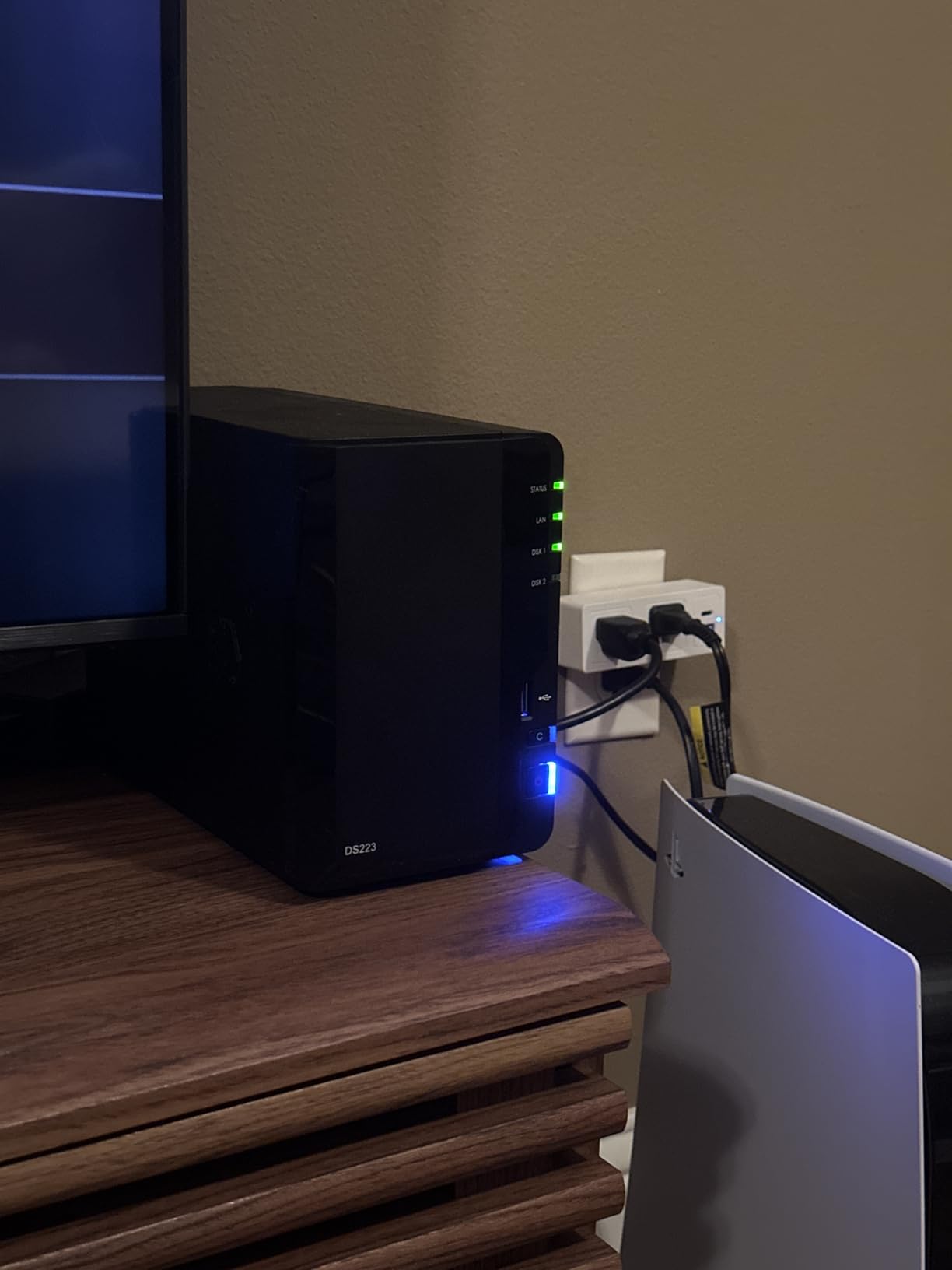 Synology DS124 Personal Backup & File Hub - Protect Photos, Secure Home Surveillance (1-Bay Diskless NAS) customer photo 1